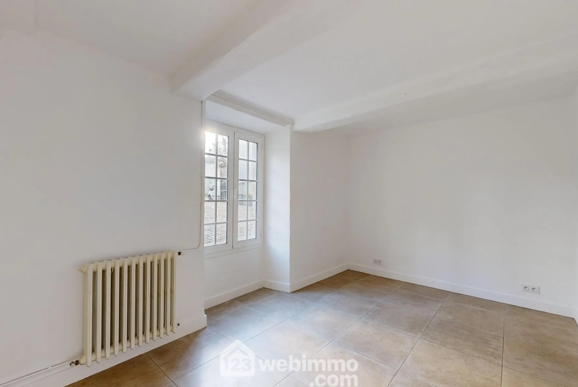 Appartement rénové avec terrasse et parking à Senlis - 77 m² 