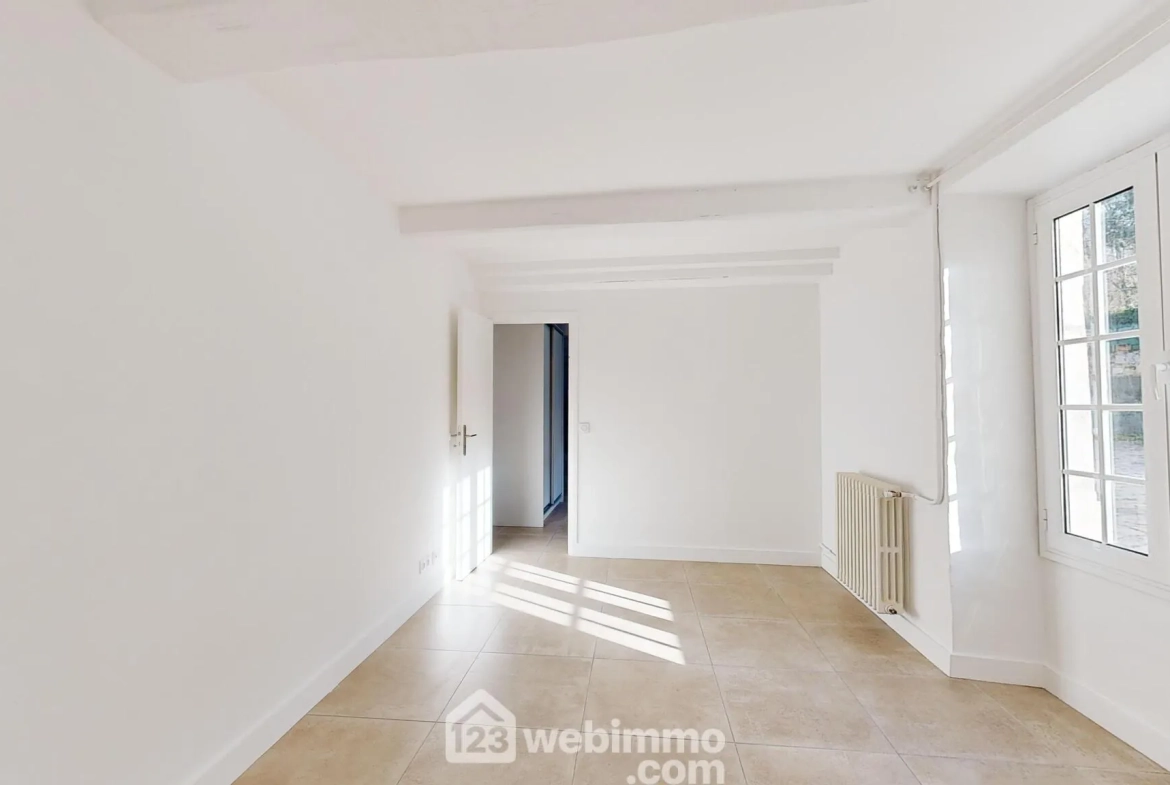 Appartement rénové avec terrasse et parking à Senlis - 77 m² 