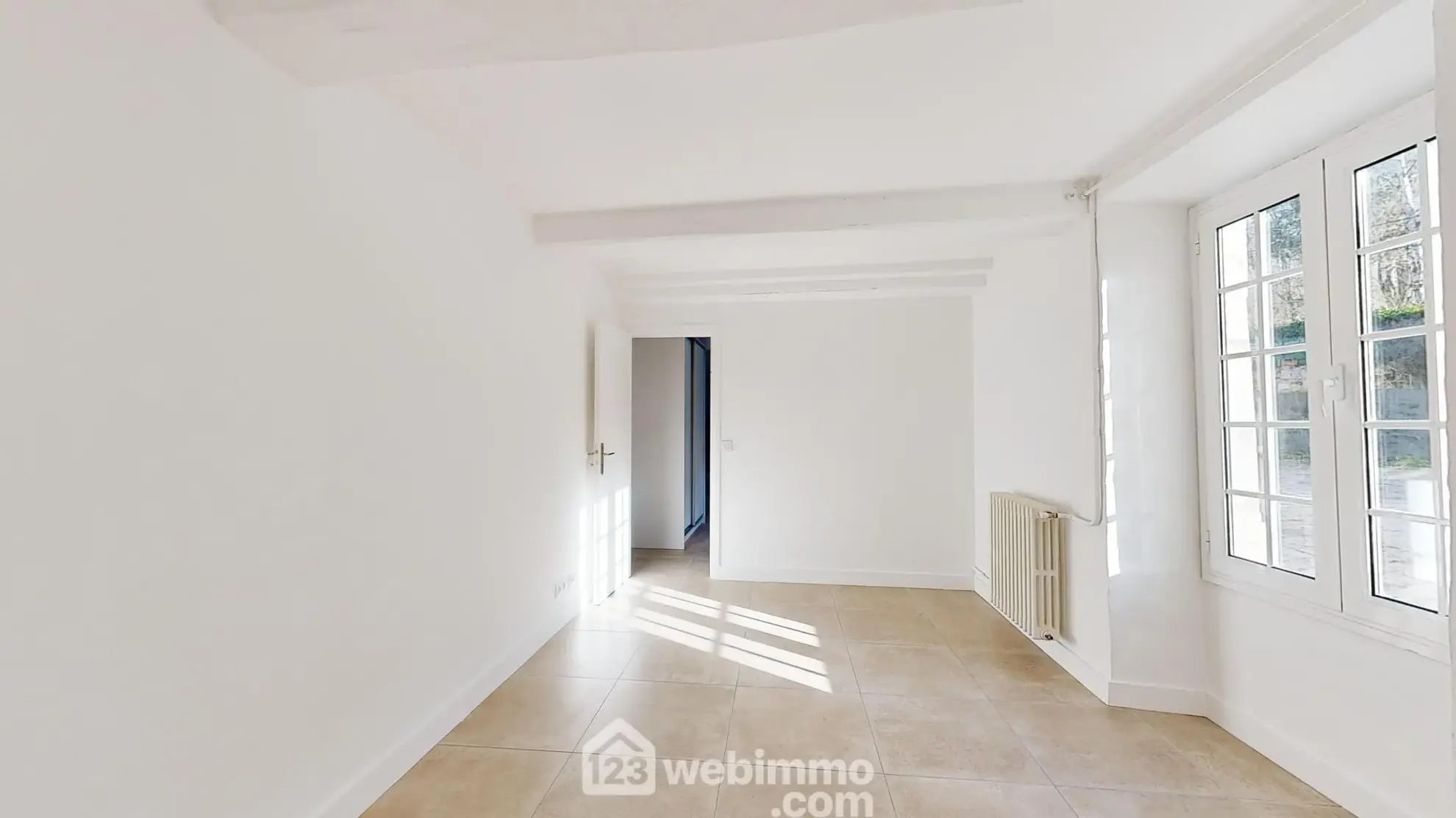 Appartement rénové avec terrasse et parking à Senlis - 77 m² 