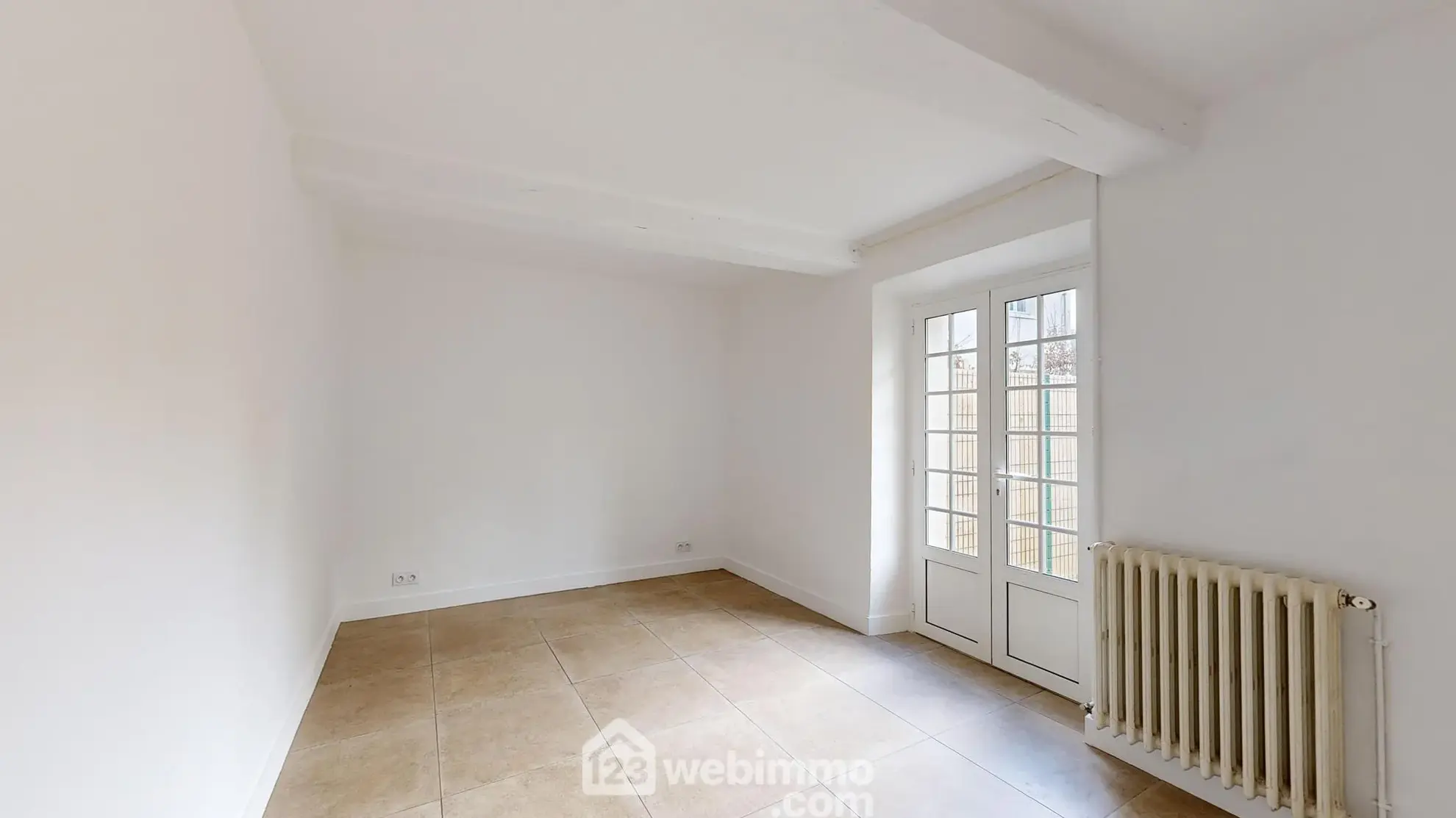 Appartement rénové avec terrasse et parking à Senlis - 77 m² 