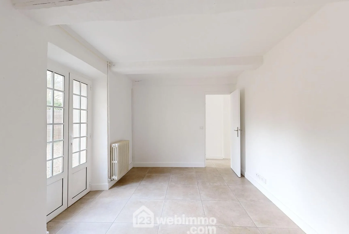Appartement rénové avec terrasse et parking à Senlis - 77 m² 
