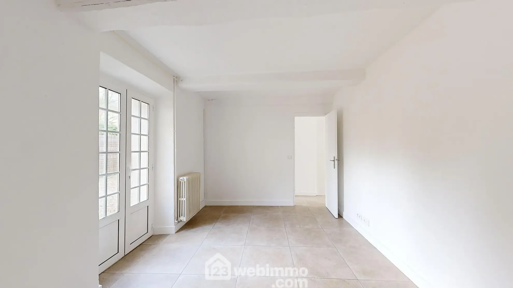 Appartement rénové avec terrasse et parking à Senlis - 77 m² 