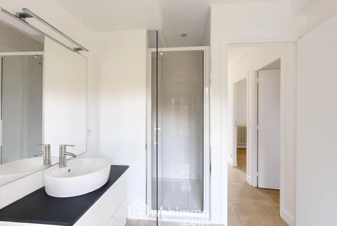 Appartement rénové avec terrasse et parking à Senlis - 77 m² 