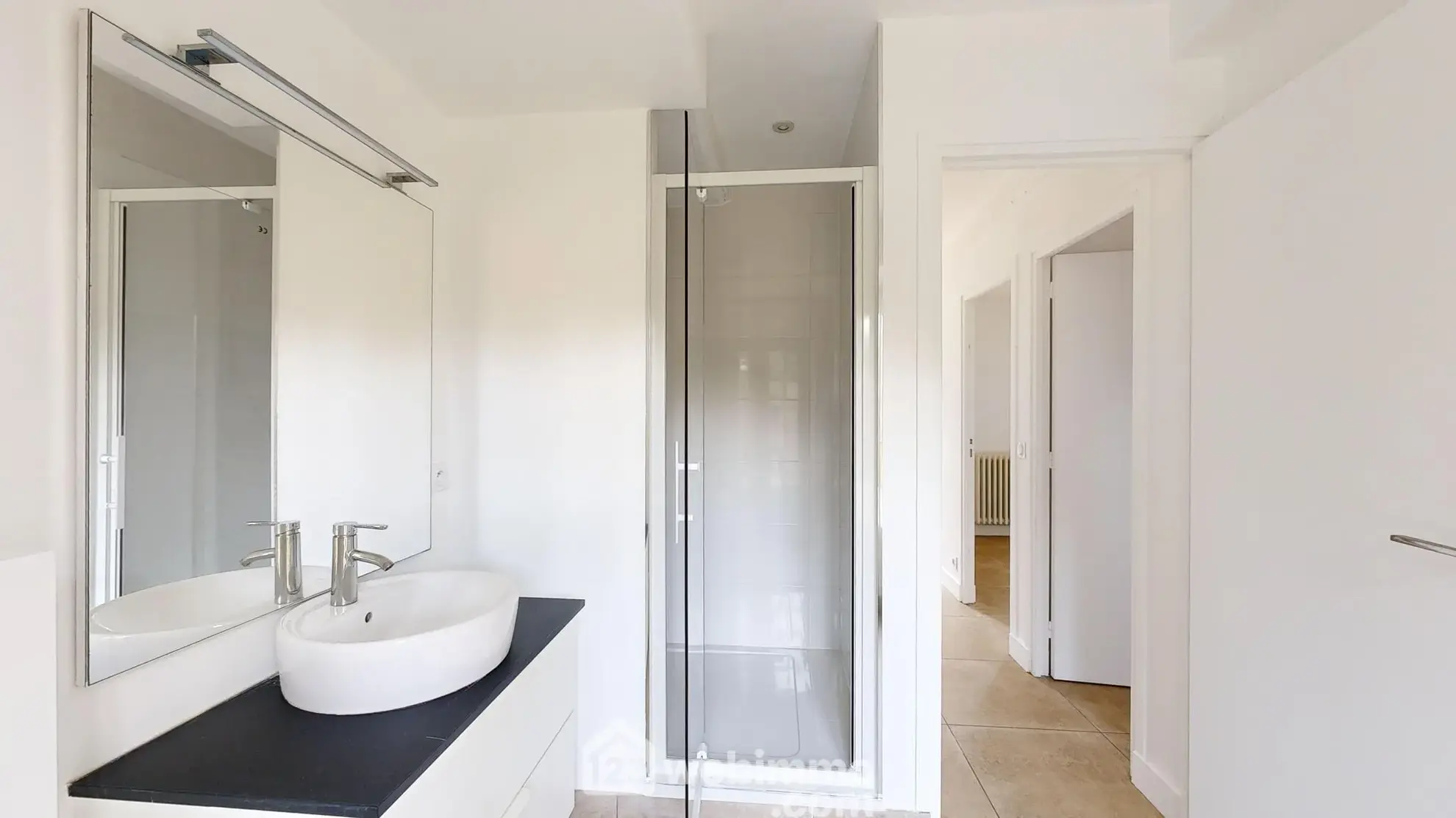 Appartement rénové avec terrasse et parking à Senlis - 77 m² 