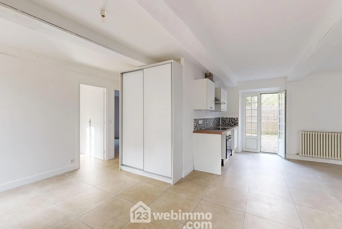 Appartement rénové avec terrasse et parking à Senlis - 77 m² 