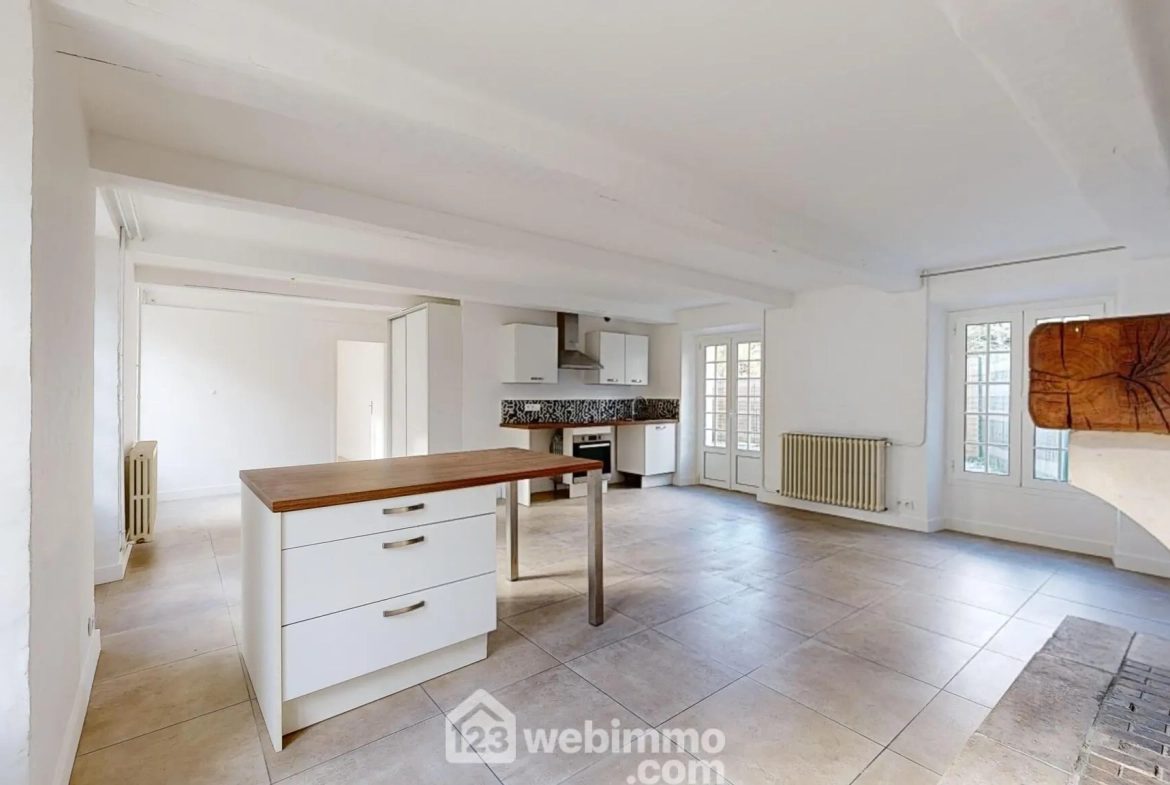 Appartement rénové avec terrasse et parking à Senlis - 77 m² 
