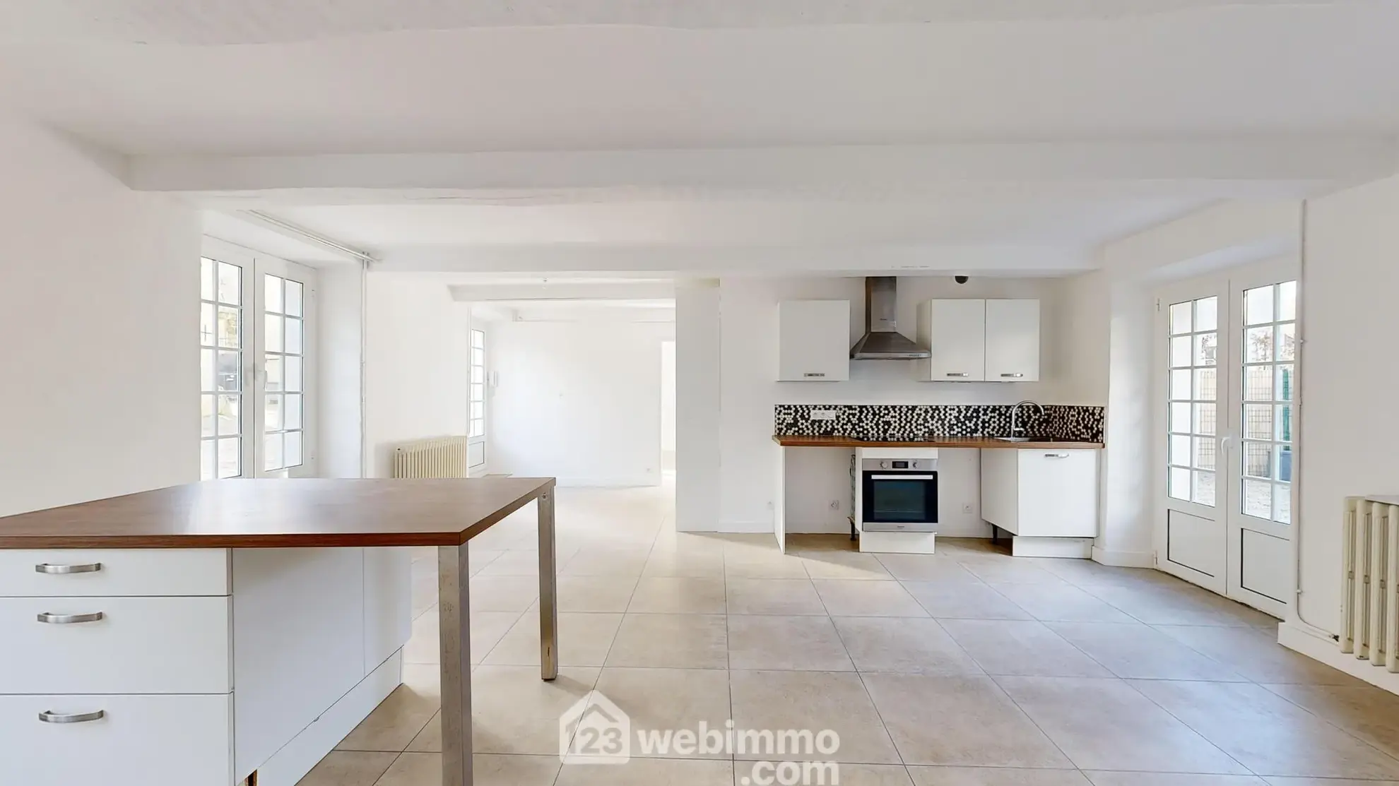 Appartement rénové avec terrasse et parking à Senlis - 77 m² 