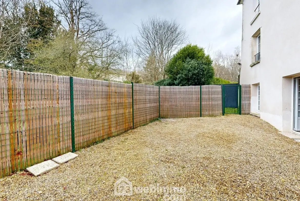 Appartement rénové avec terrasse et parking à Senlis - 77 m² 