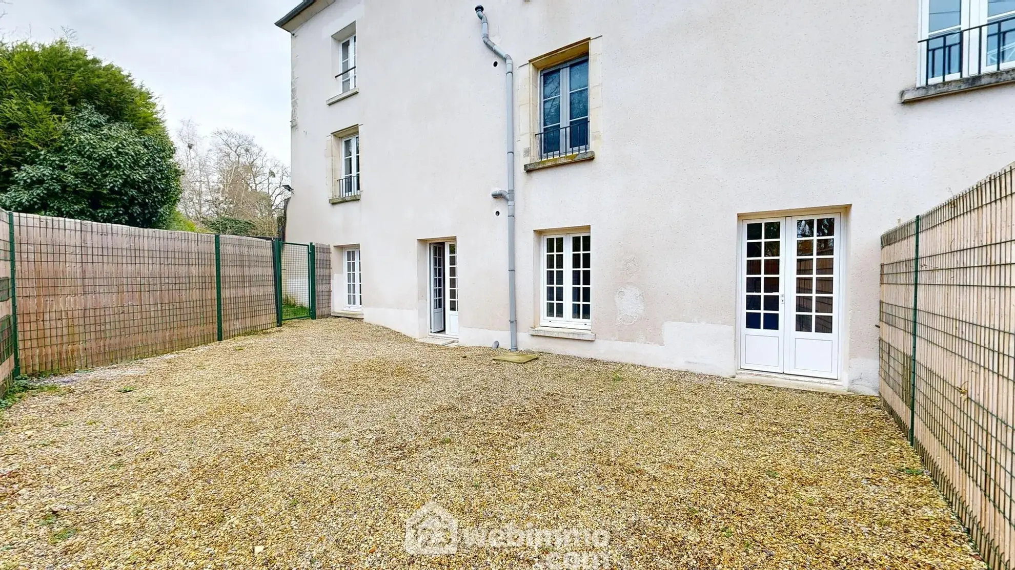 Appartement rénové avec terrasse et parking à Senlis - 77 m² 
