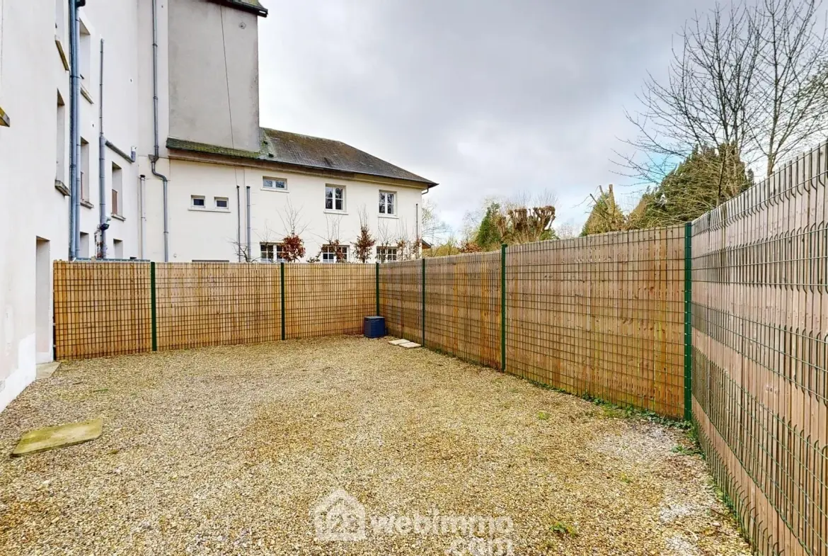Appartement rénové avec terrasse et parking à Senlis - 77 m² 