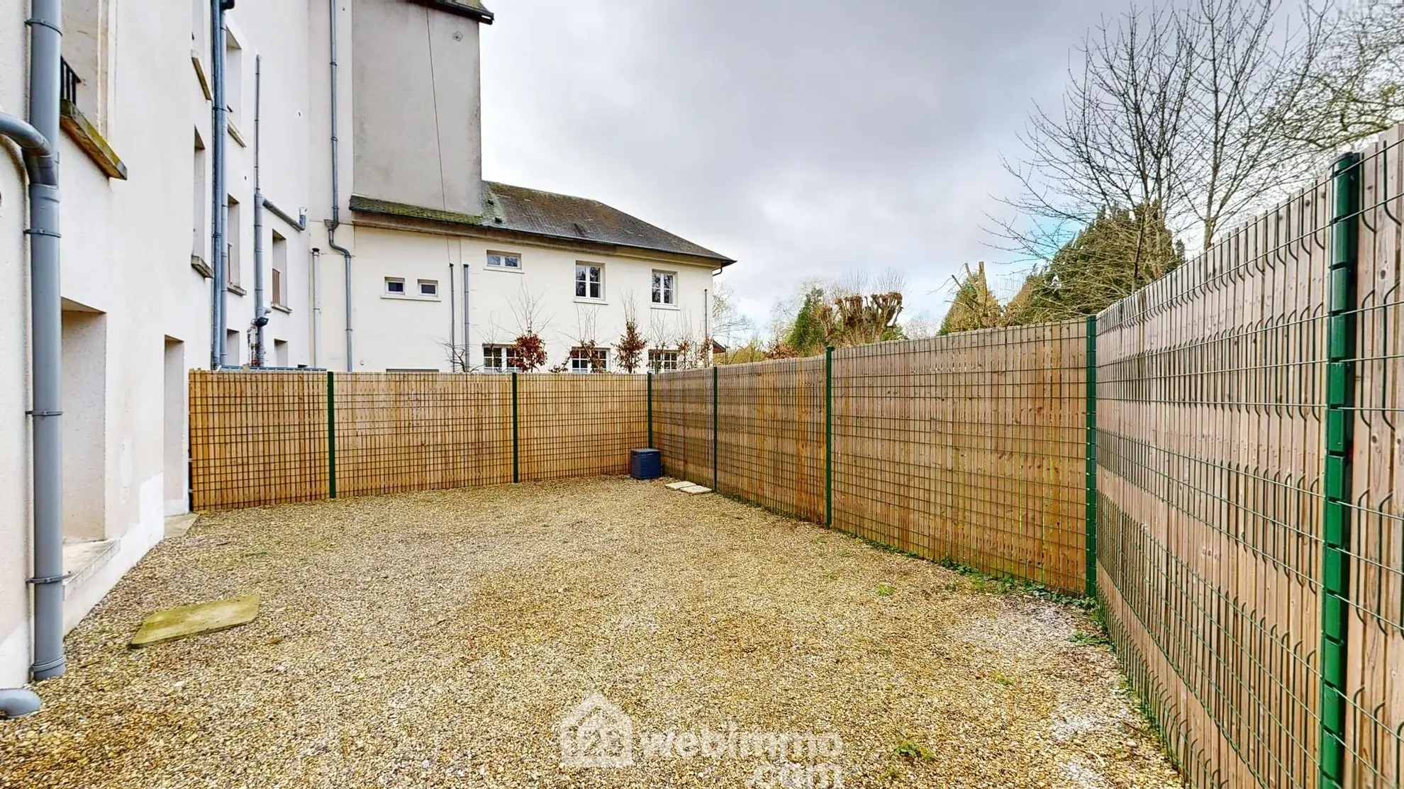 Appartement rénové avec terrasse et parking à Senlis - 77 m² 