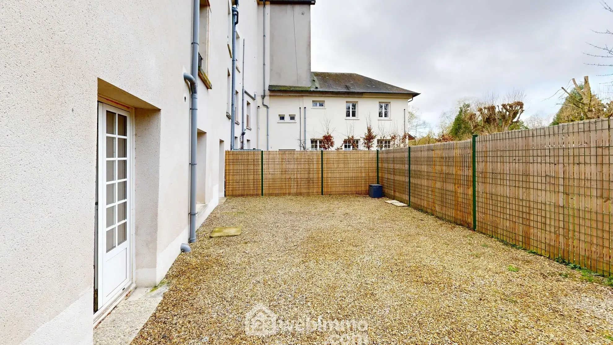 Appartement rénové avec terrasse et parking à Senlis - 77 m² 