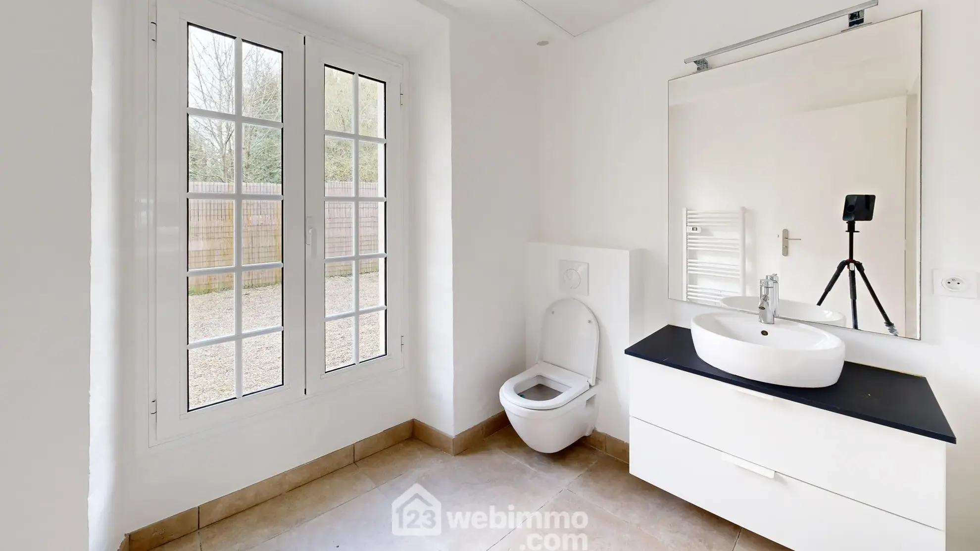 Appartement rénové avec terrasse et parking à Senlis - 77 m² 