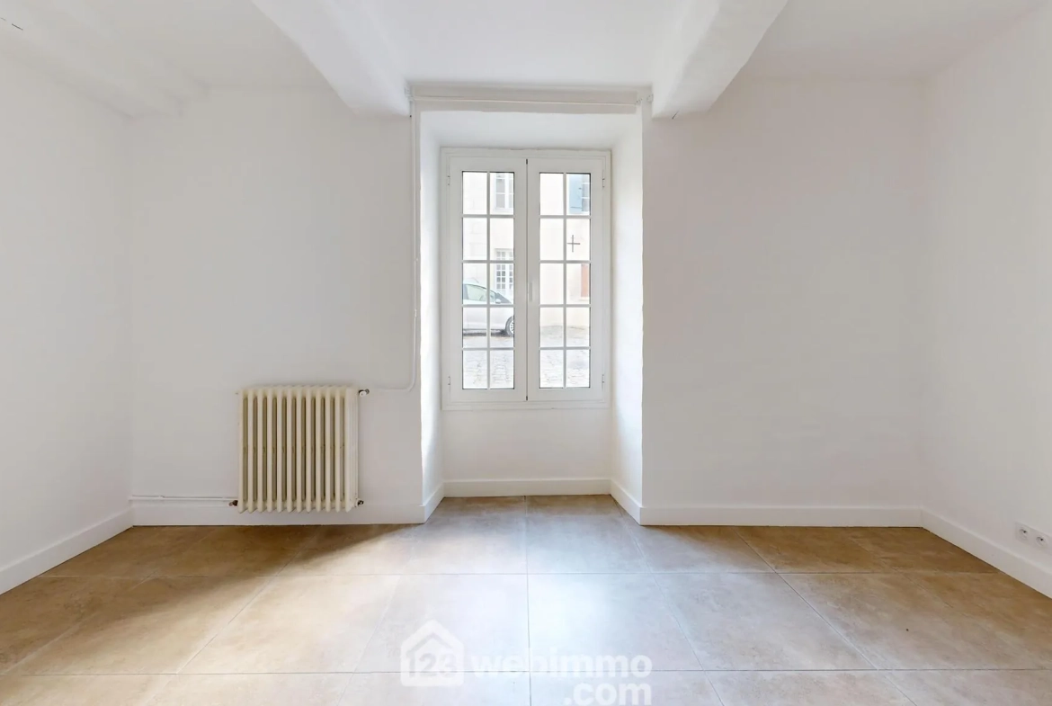 Appartement rénové avec terrasse et parking à Senlis - 77 m² 