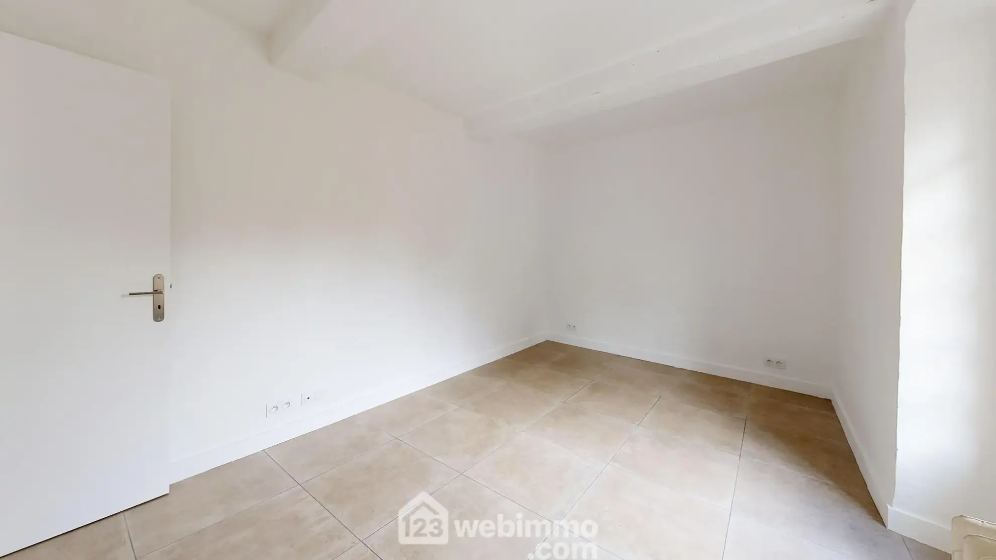 Appartement rénové avec terrasse et parking à Senlis - 77 m² 