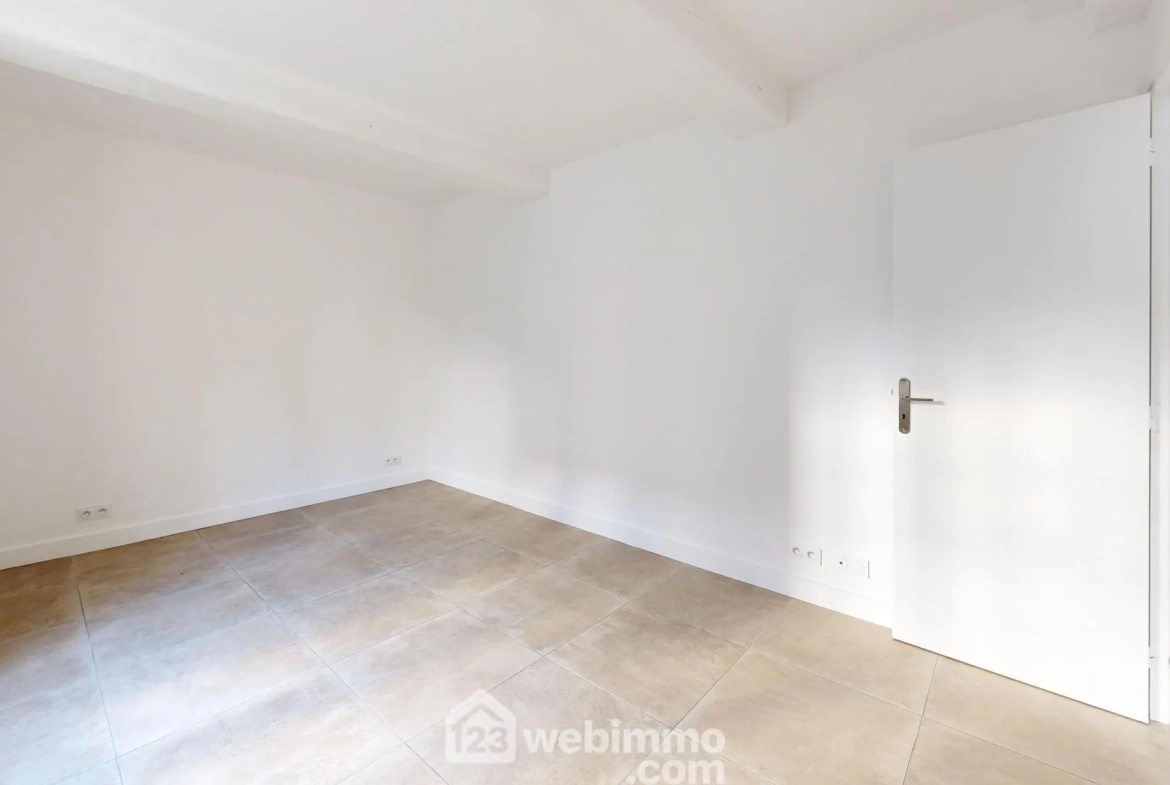 Appartement rénové avec terrasse et parking à Senlis - 77 m² 