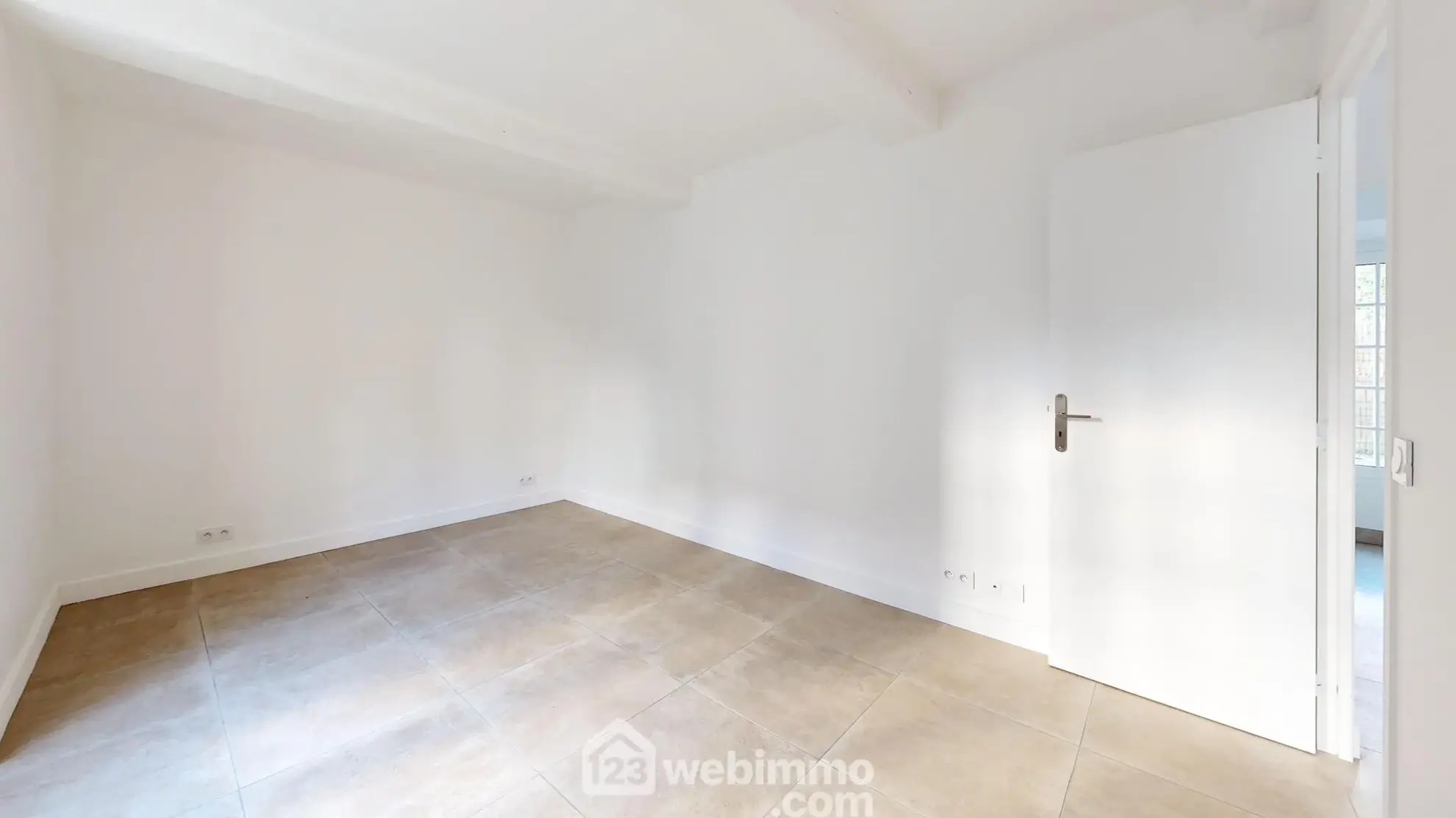 Appartement rénové avec terrasse et parking à Senlis - 77 m² 