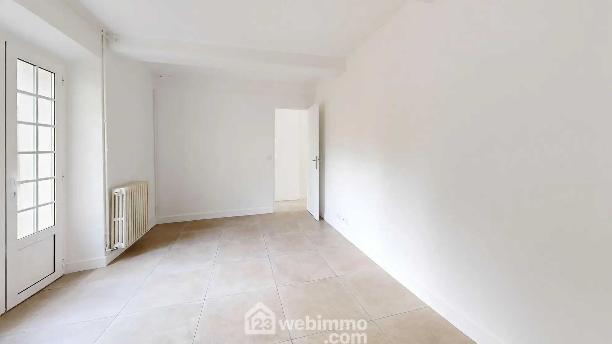 Appartement rénové avec terrasse et parking à Senlis - 77 m² 