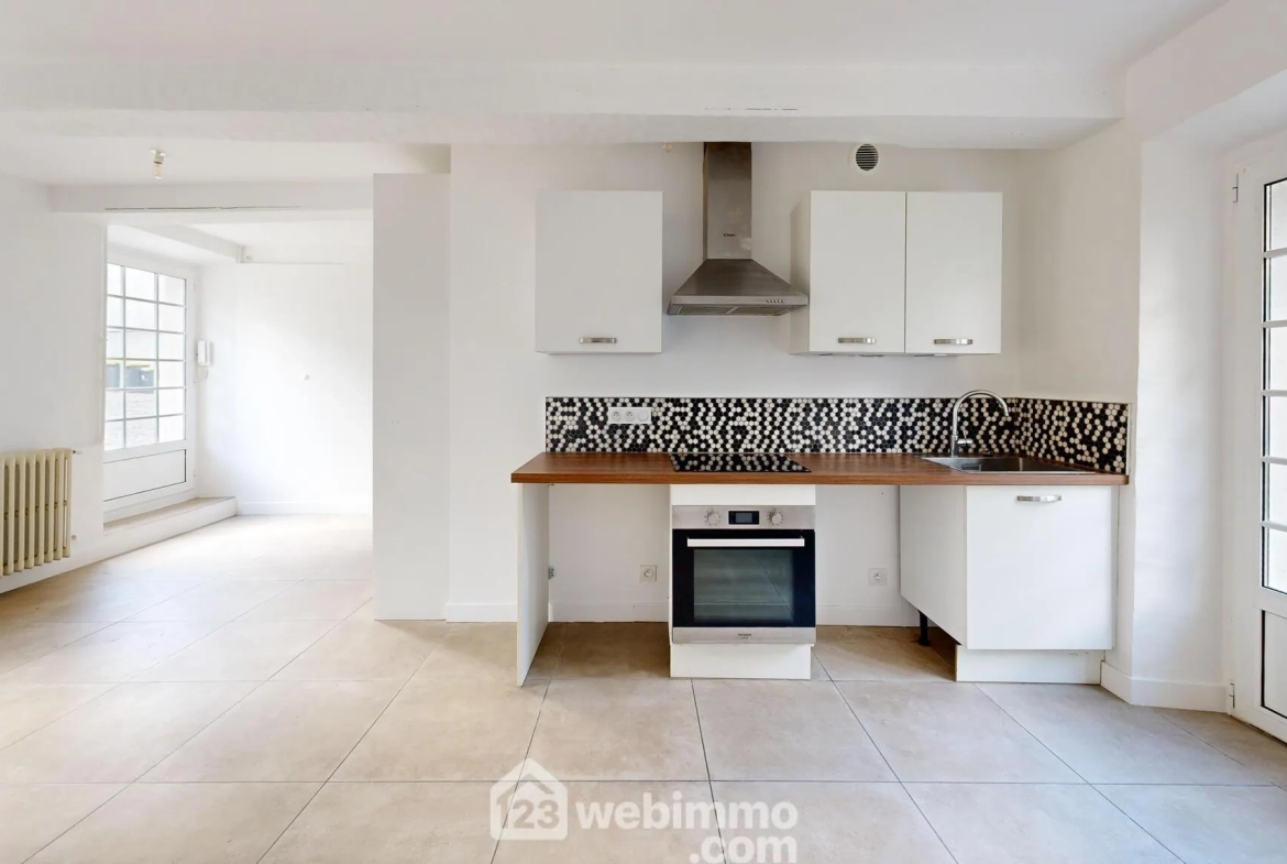 Appartement rénové avec terrasse et parking à Senlis - 77 m² 
