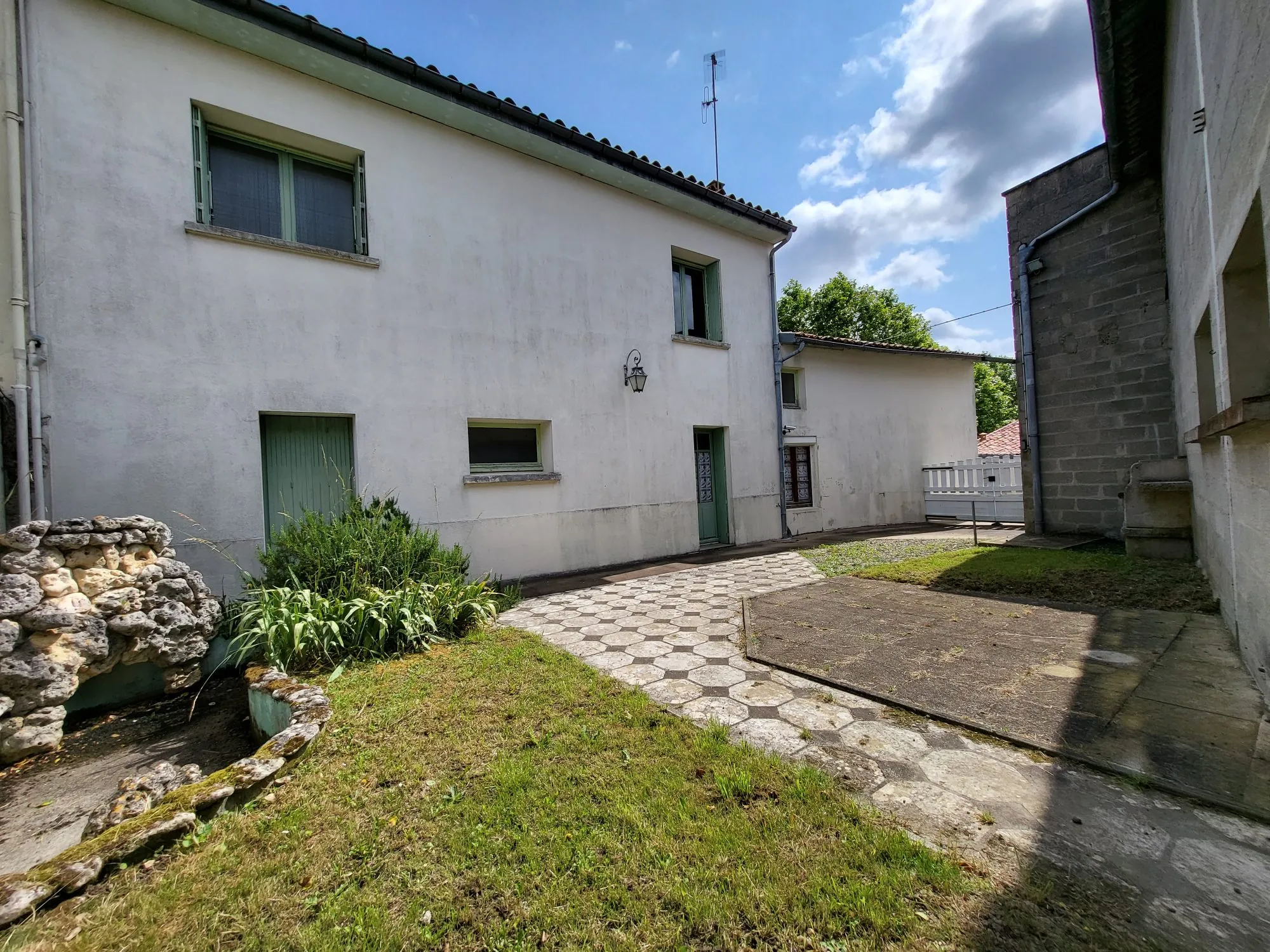 Belle maison familiale avec grand garage à Loulay (17330) 