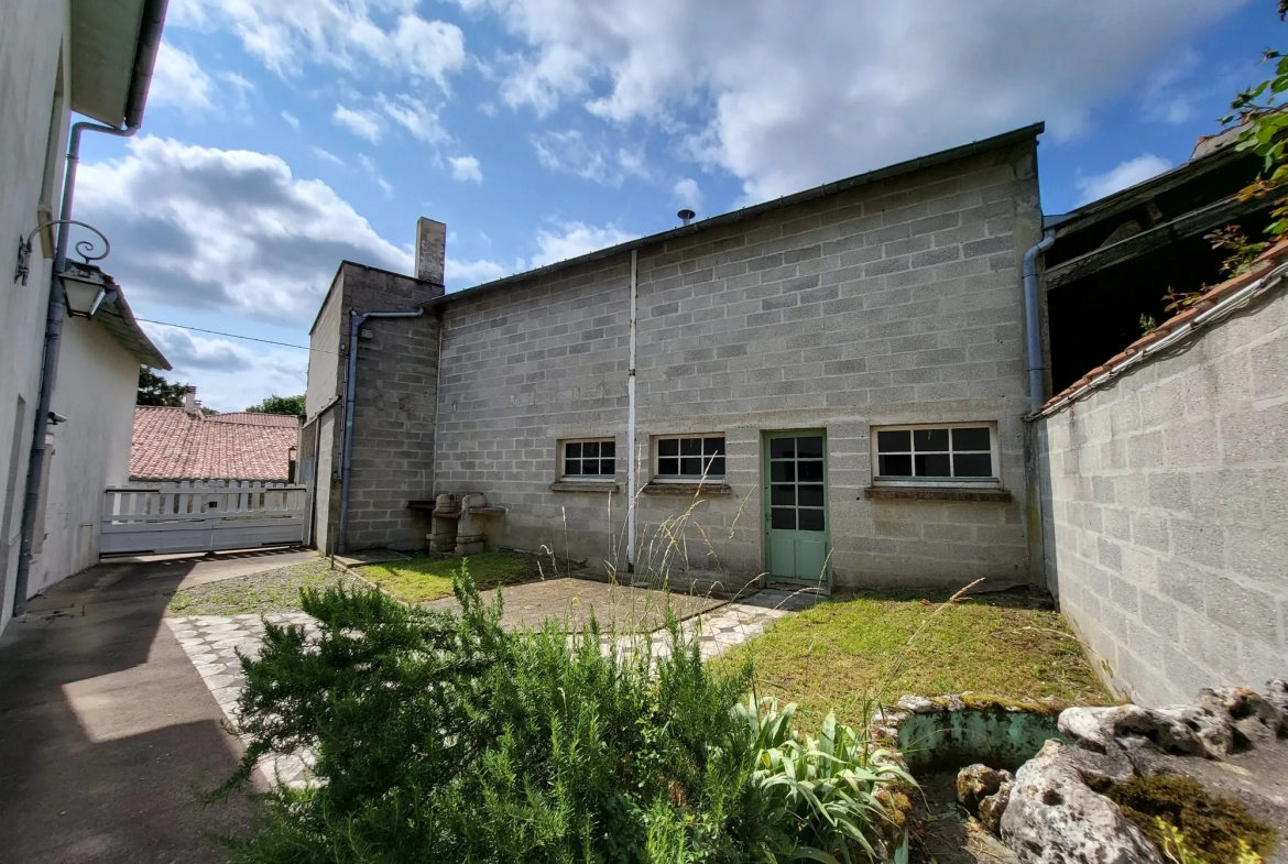 Belle maison familiale avec grand garage à Loulay (17330) 