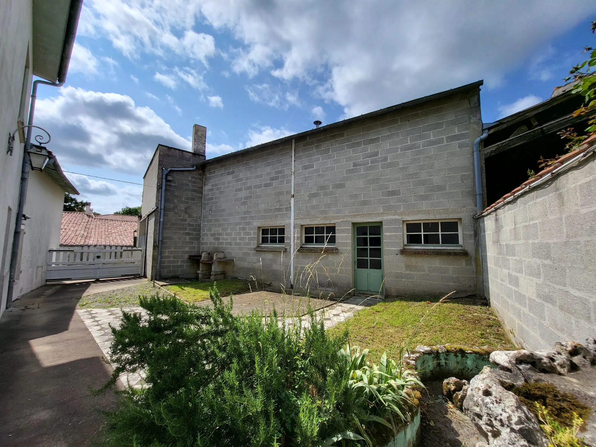 Belle maison familiale avec grand garage à Loulay (17330) 