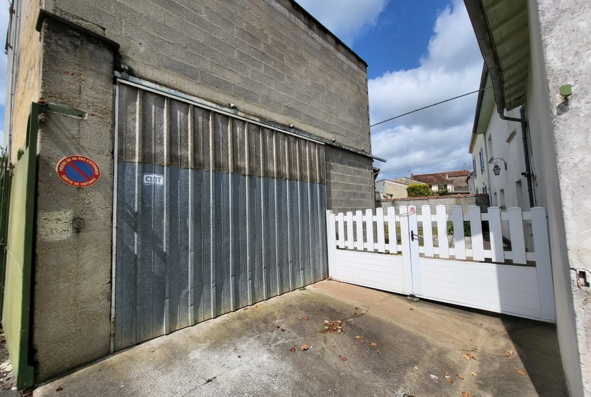 Belle maison familiale avec grand garage à Loulay (17330) 