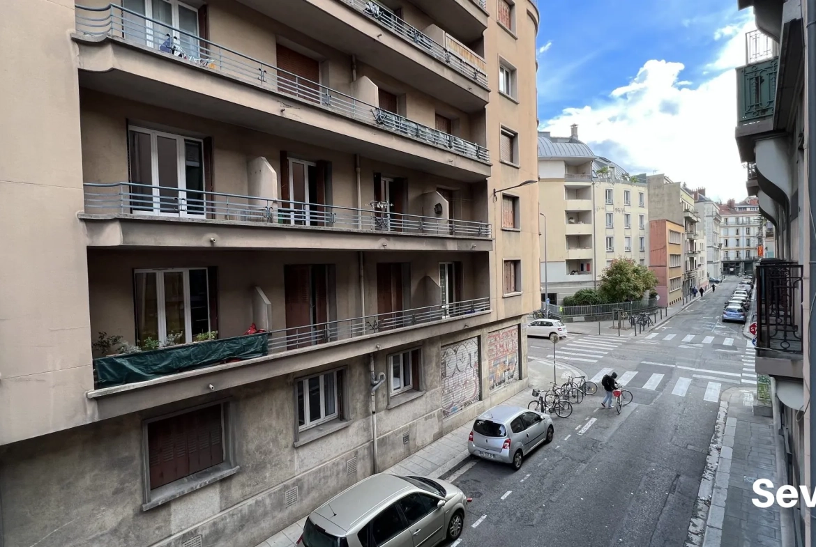 Studio meublé à vendre proche de la gare à Grenoble - 17 m² idéal investissement 