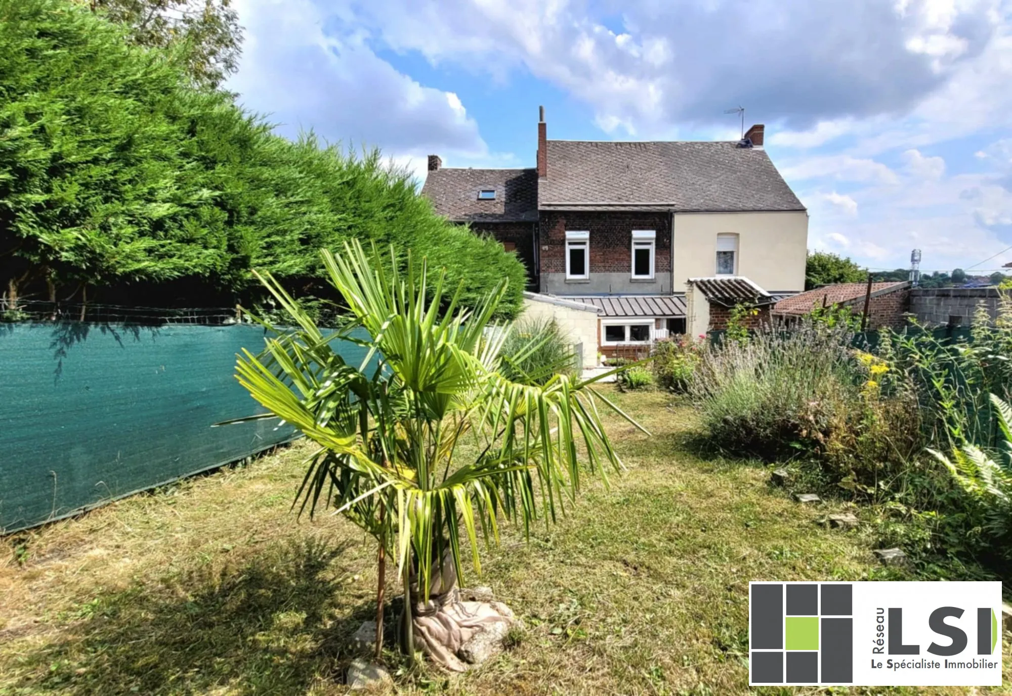 Maison mitoyenne 3 chambres à Hautmont avec jardin et potentiel de rénovation 