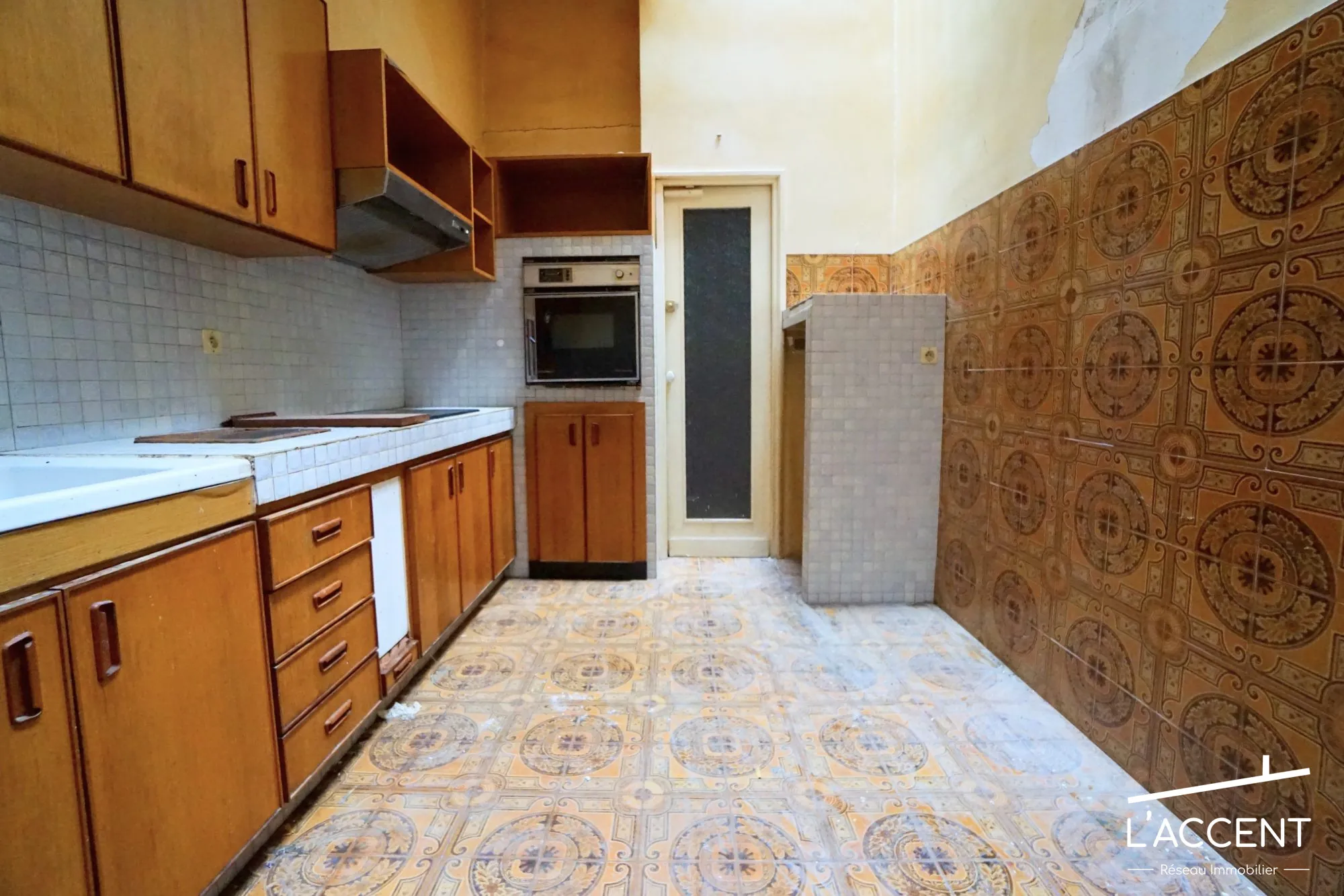 Appartement de caractère à rénover à Nîmes avec haut plafond et cheminée en marbre 