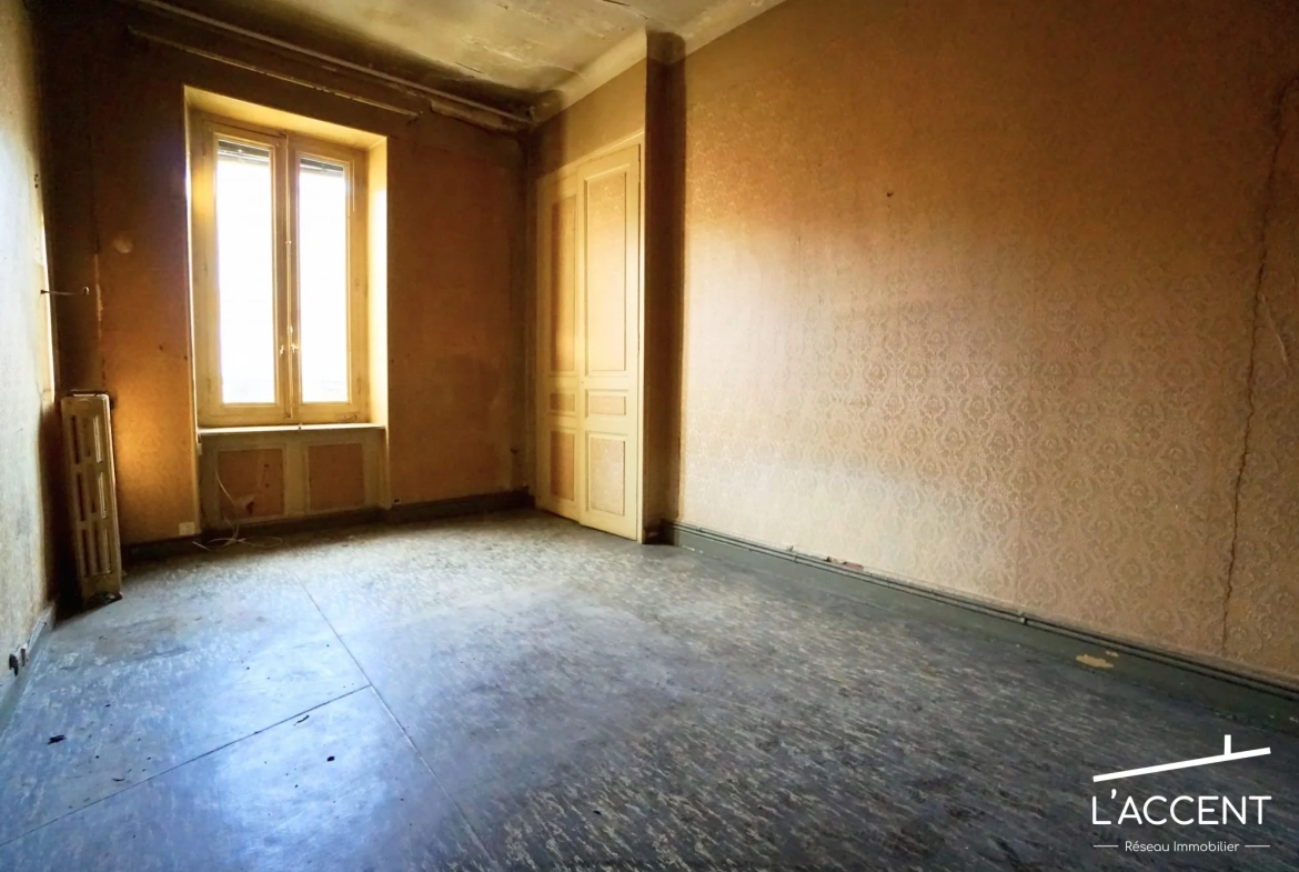 Appartement de caractère à rénover à Nîmes avec haut plafond et cheminée en marbre 