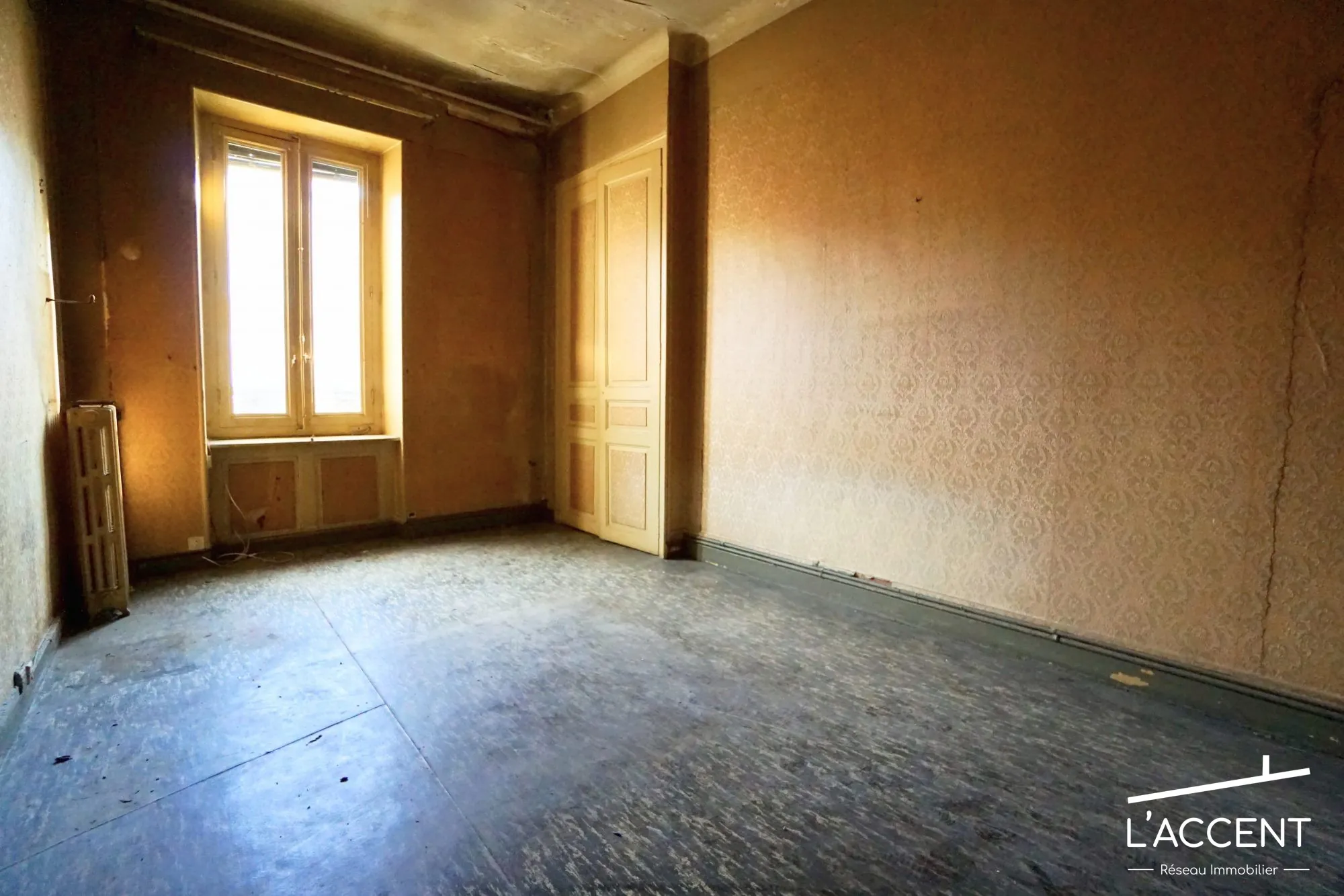 Appartement de caractère à rénover à Nîmes avec haut plafond et cheminée en marbre 