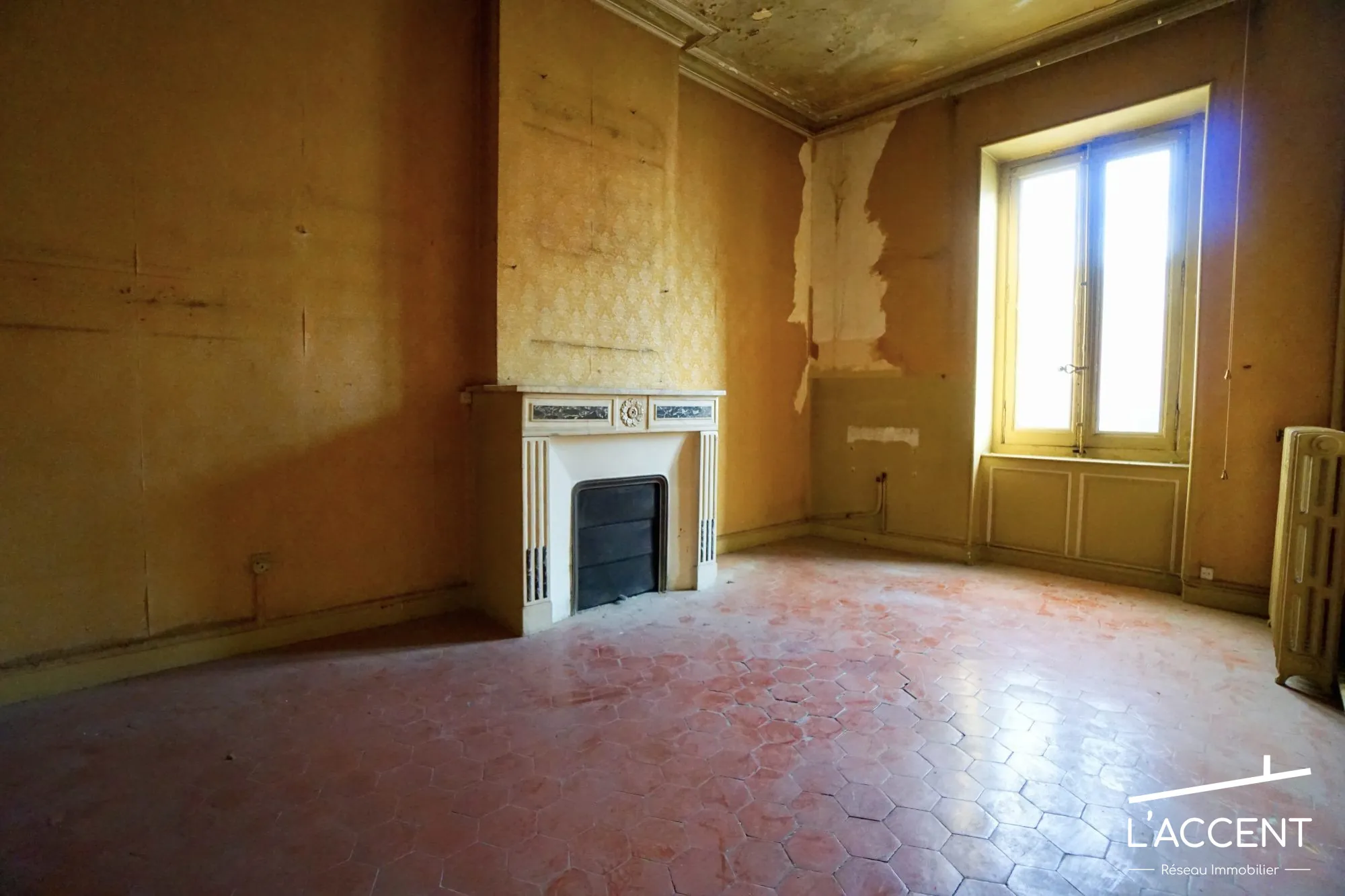 Appartement de caractère à rénover à Nîmes avec haut plafond et cheminée en marbre 