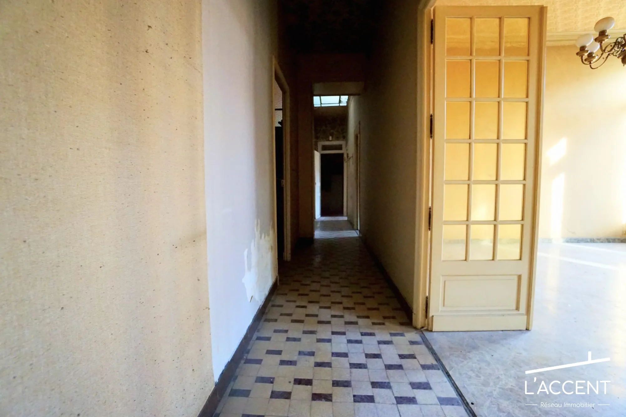 Appartement de caractère à rénover à Nîmes avec haut plafond et cheminée en marbre 