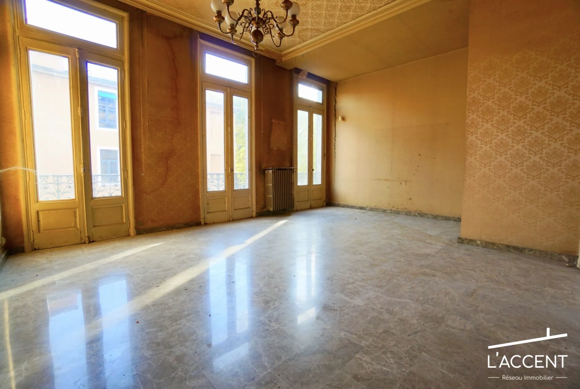Appartement de caractère à rénover à Nîmes avec haut plafond et cheminée en marbre 