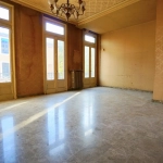 Appartement de caractère à rénover à Nîmes avec haut plafond et cheminée en marbre