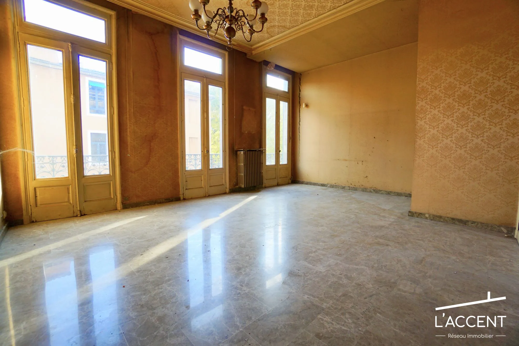 Appartement de caractère à rénover à Nîmes avec haut plafond et cheminée en marbre 
