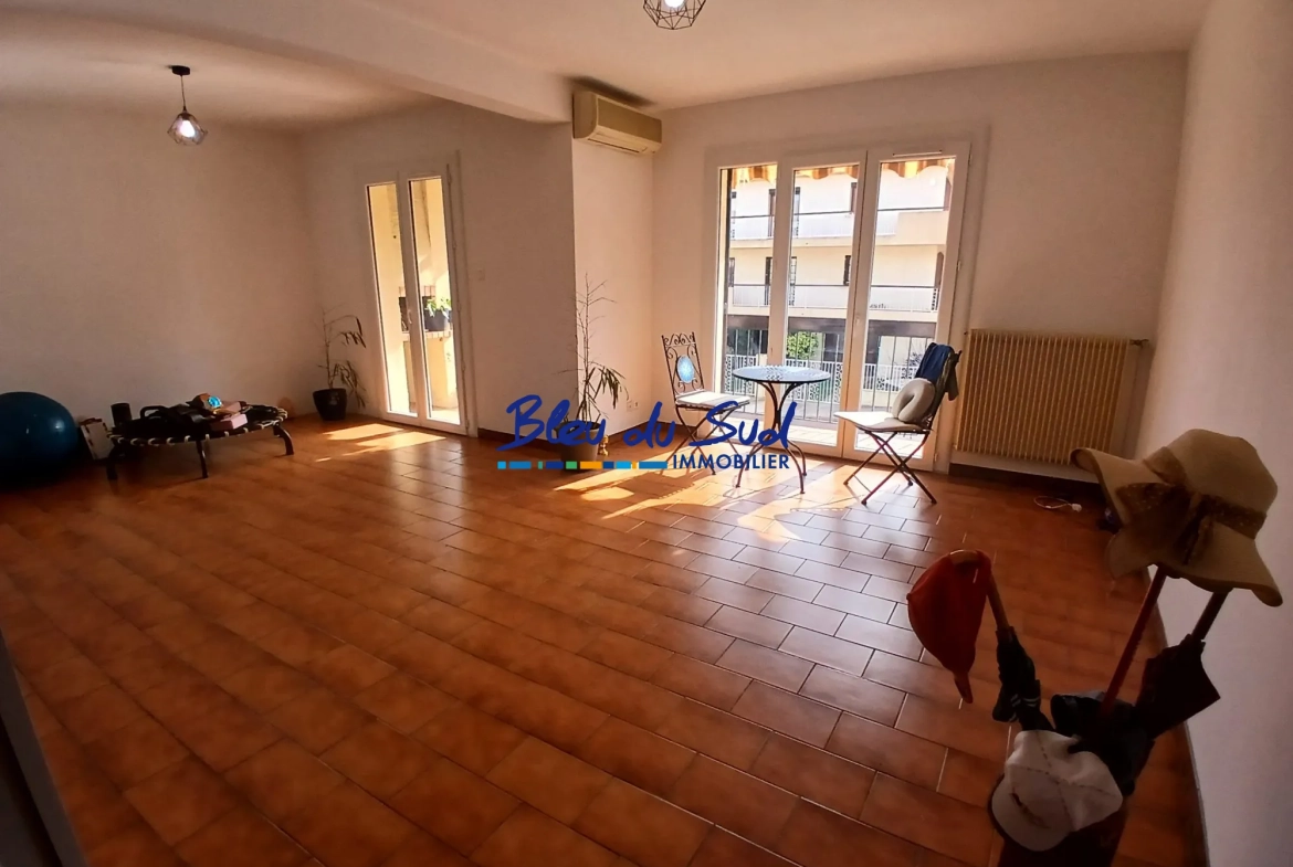 Séjour Appartement traversant de 93 m² à Perpignan Sud avec terrasse et garage 