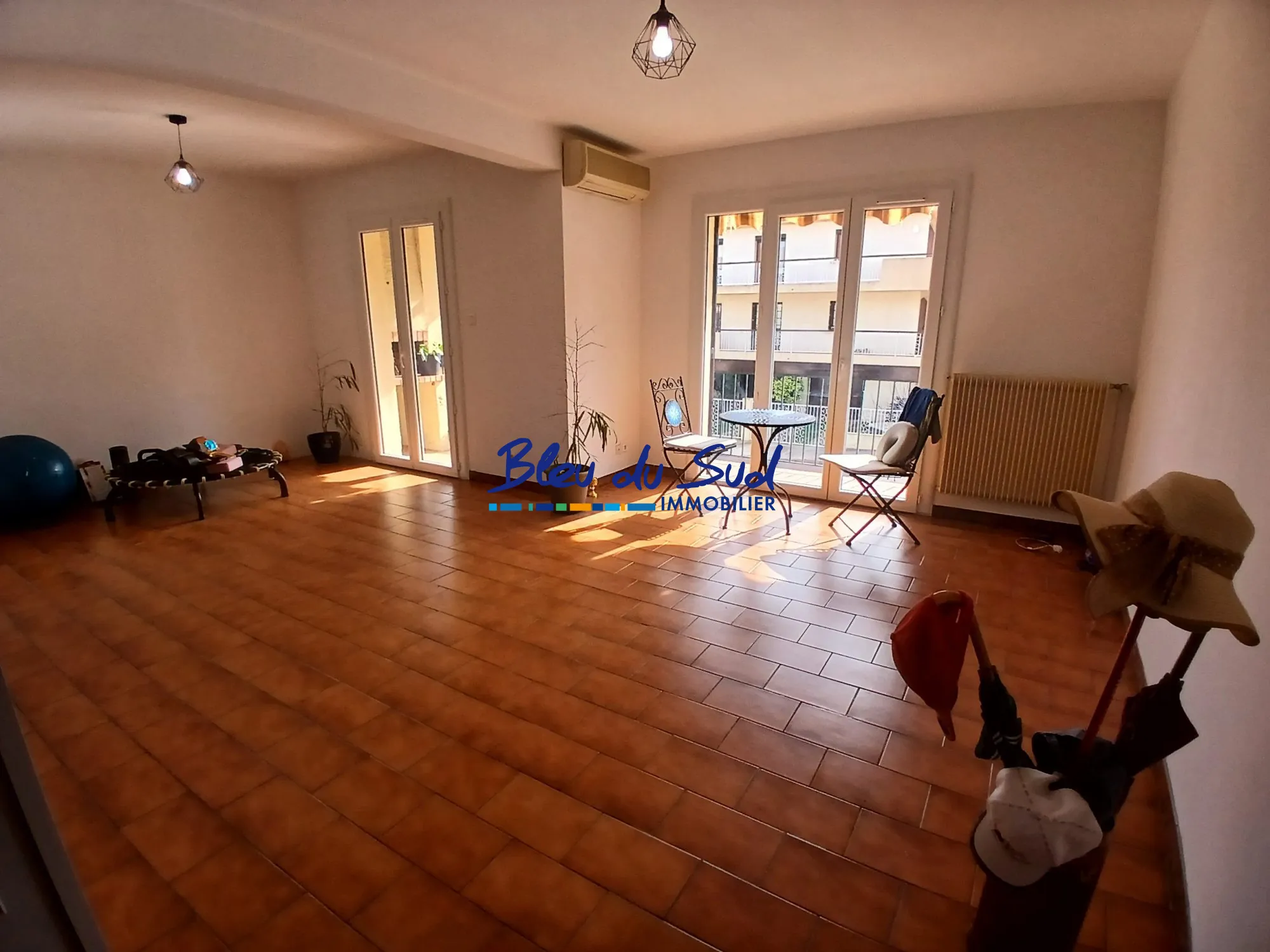 Séjour Appartement traversant de 93 m² à Perpignan Sud avec terrasse et garage 