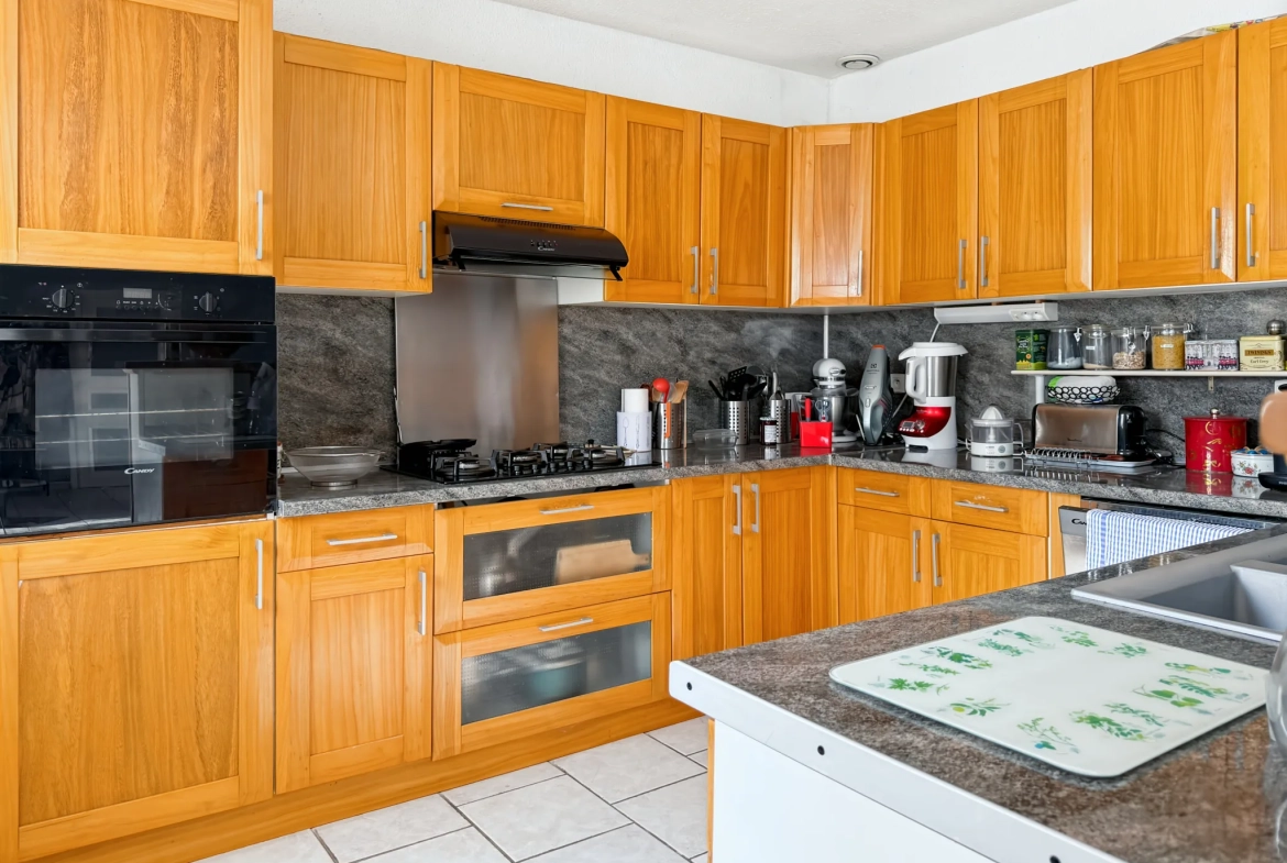 Achat maison de plain-pied à Saint Privat - 140 m², 4 chambres, terrasse, garage 