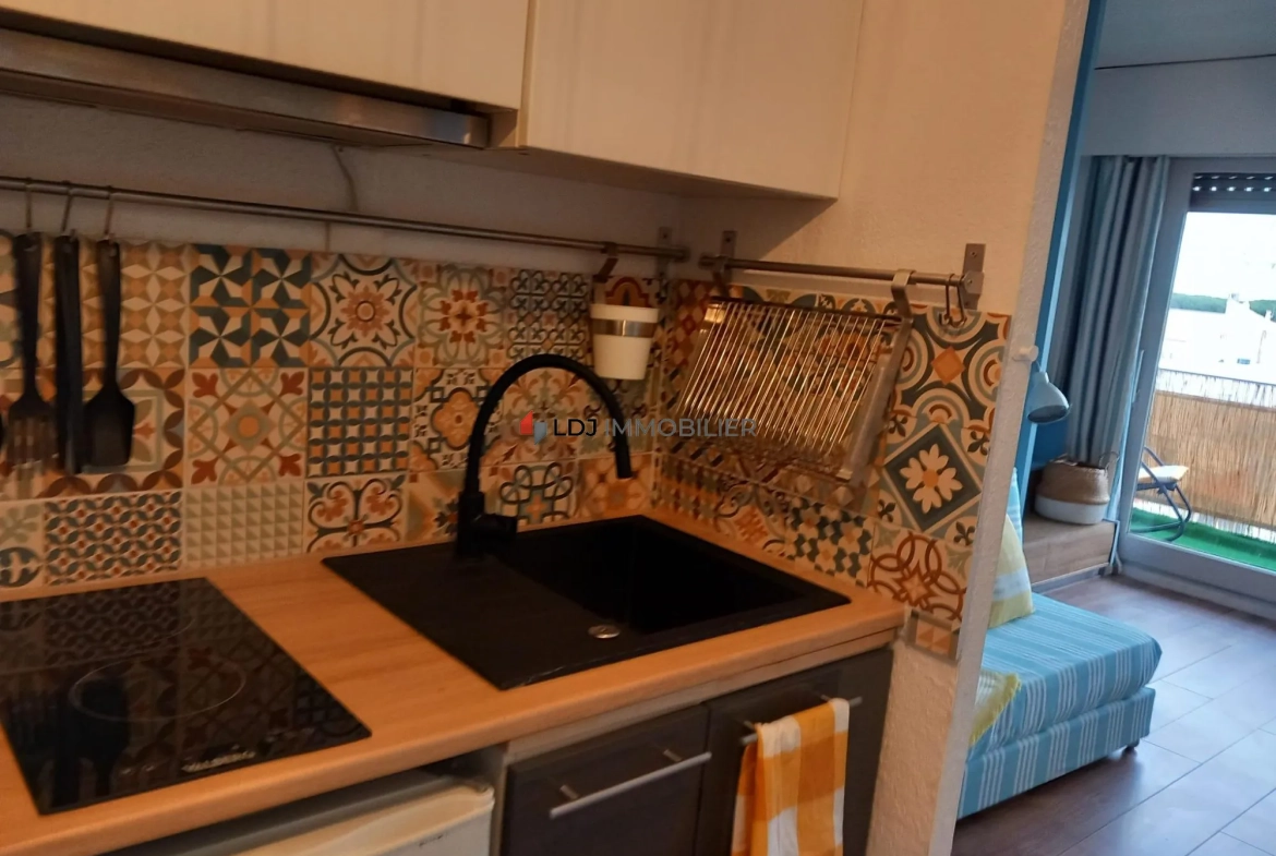 kitchenette équipée Studio avec terrasse, piscine et parking à Canet-en-Roussillon 