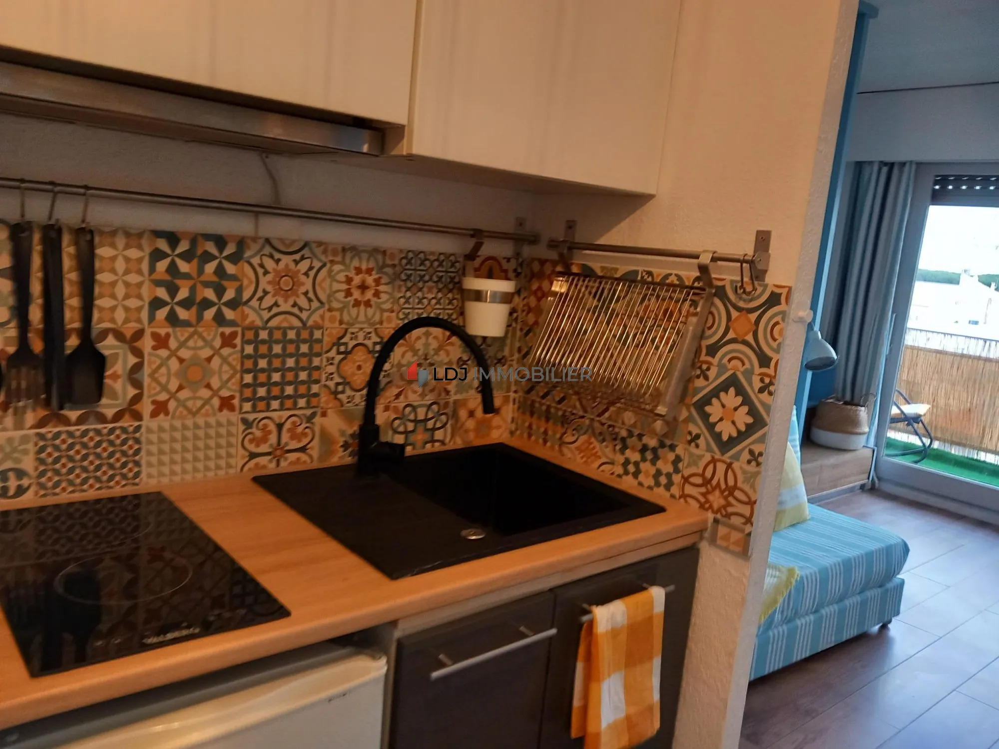 kitchenette équipée Studio avec terrasse, piscine et parking à Canet-en-Roussillon 