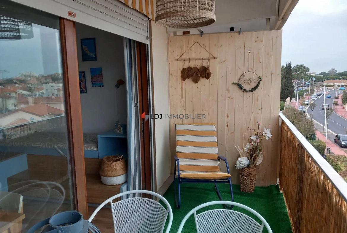 Loggia ouverte sans vis-à-vis Studio avec terrasse, piscine et parking à Canet-en-Roussillon 