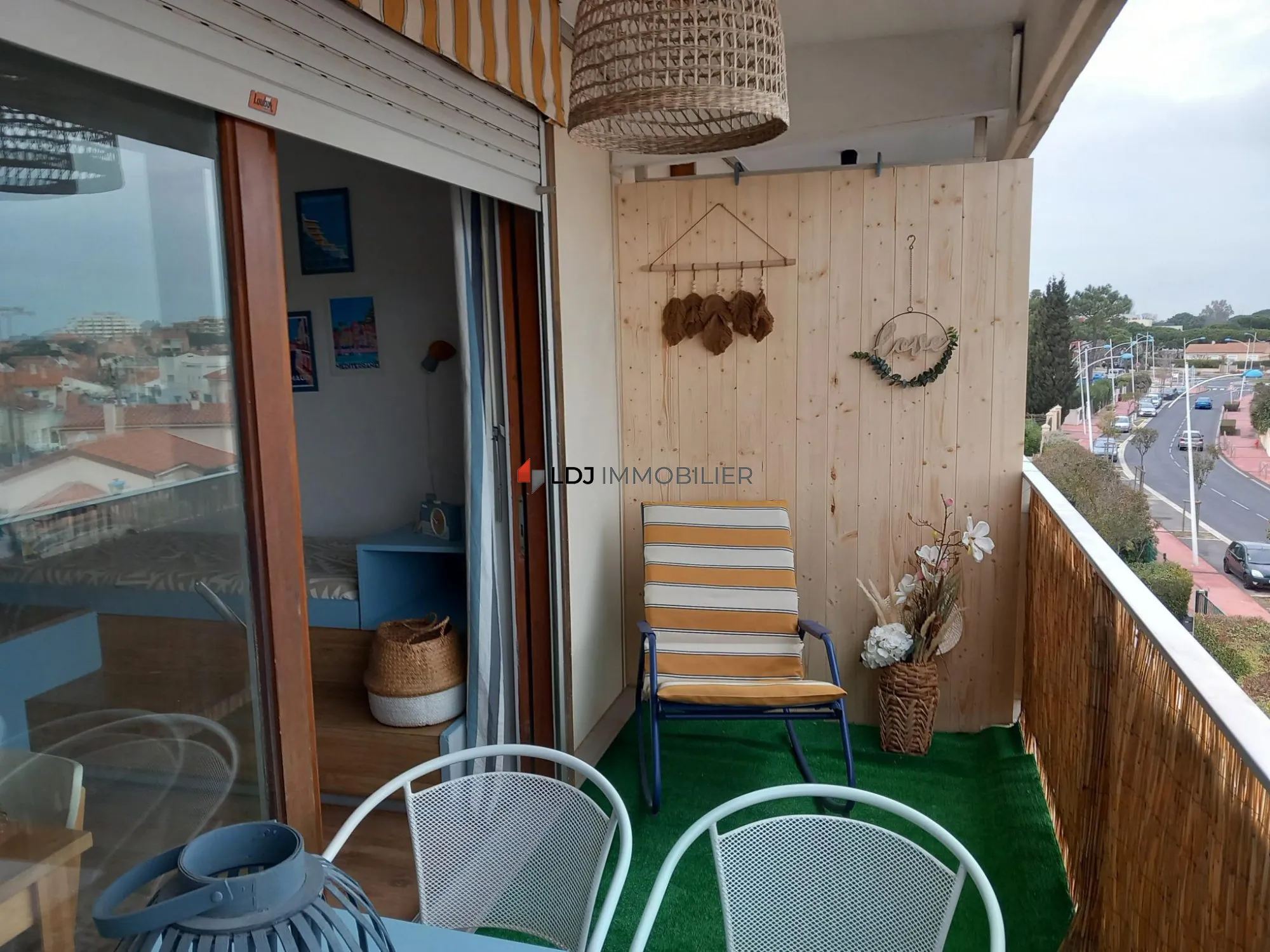 Loggia ouverte sans vis-à-vis Studio avec terrasse, piscine et parking à Canet-en-Roussillon 