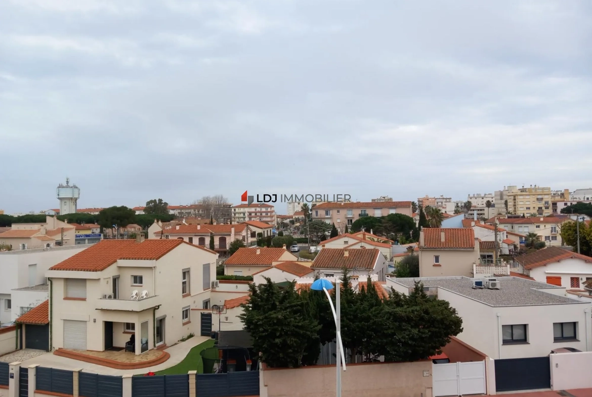 vue  de la loggia Studio avec terrasse, piscine et parking à Canet-en-Roussillon 