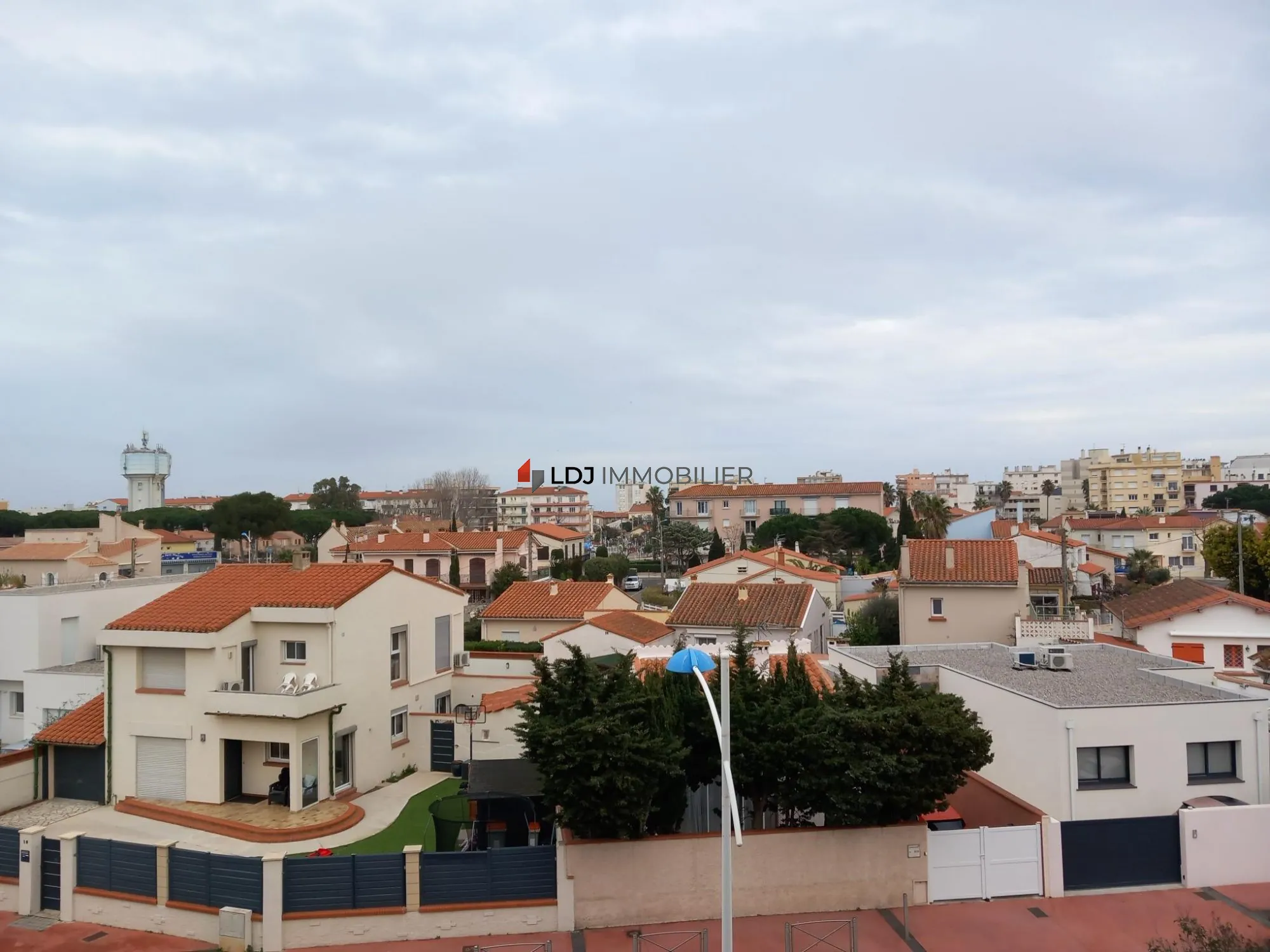 vue  de la loggia Studio avec terrasse, piscine et parking à Canet-en-Roussillon 
