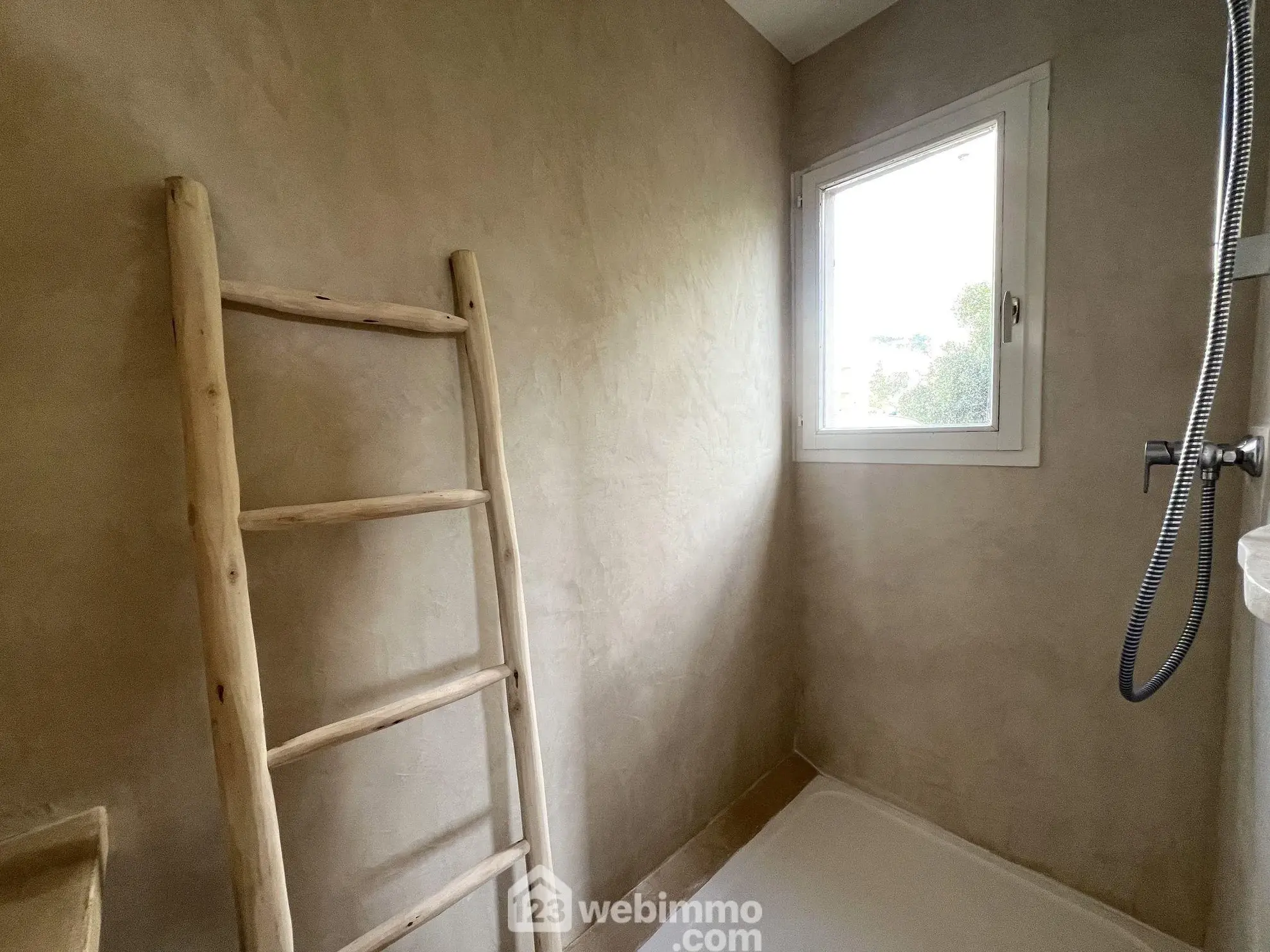 Appartement T4 rénové de 103 m² avec terrasses à Bastia Sud 