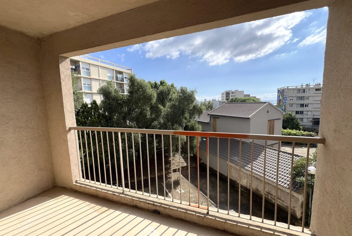 Appartement T4 rénové de 103 m² avec terrasses à Bastia Sud 
