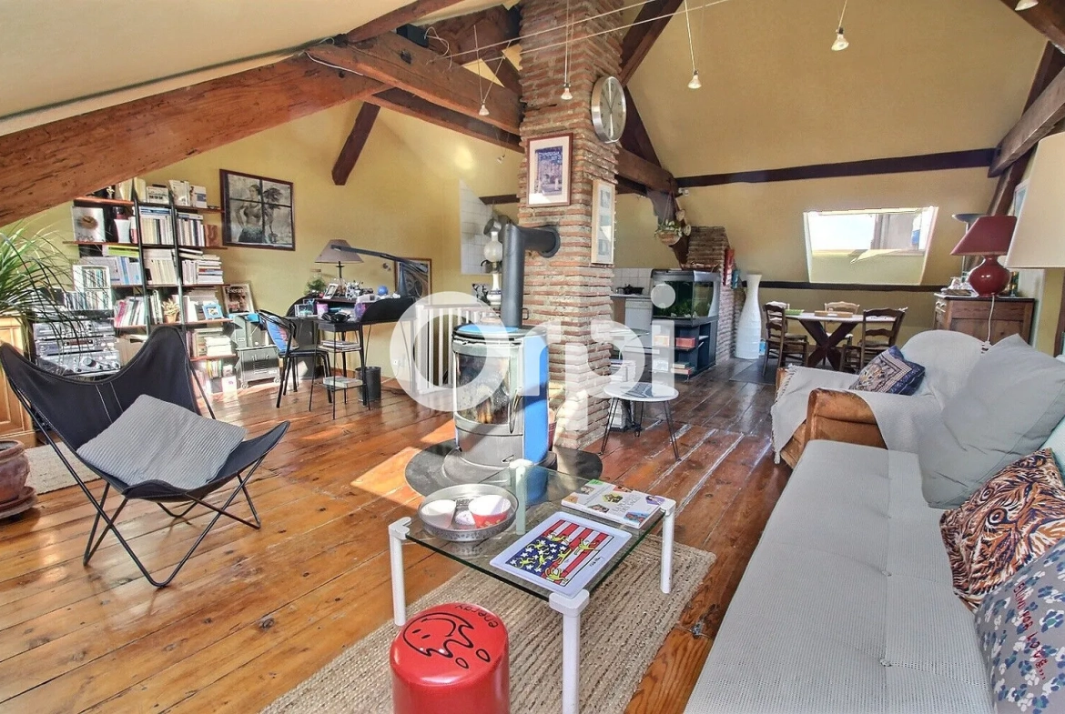 Appartement ancien en dernier étage à Pau avec 2 chambres et faibles charges 