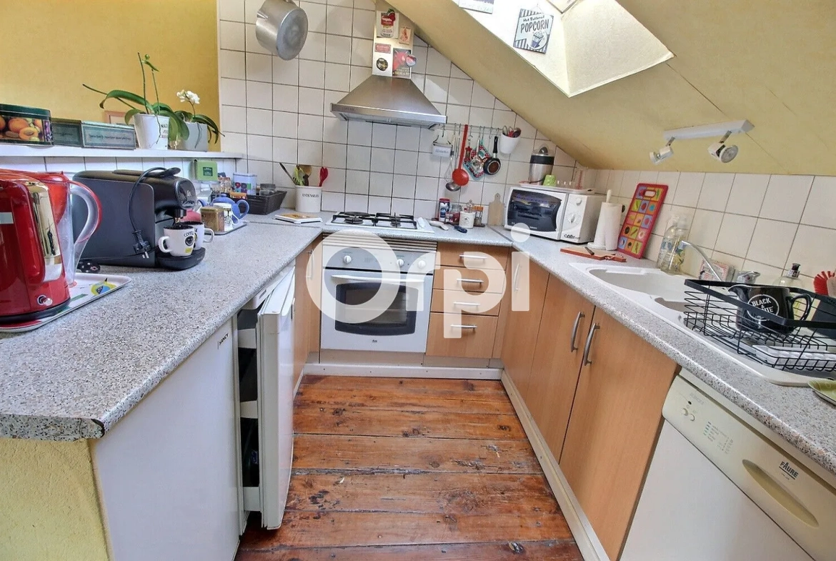 Appartement ancien en dernier étage à Pau avec 2 chambres et faibles charges 